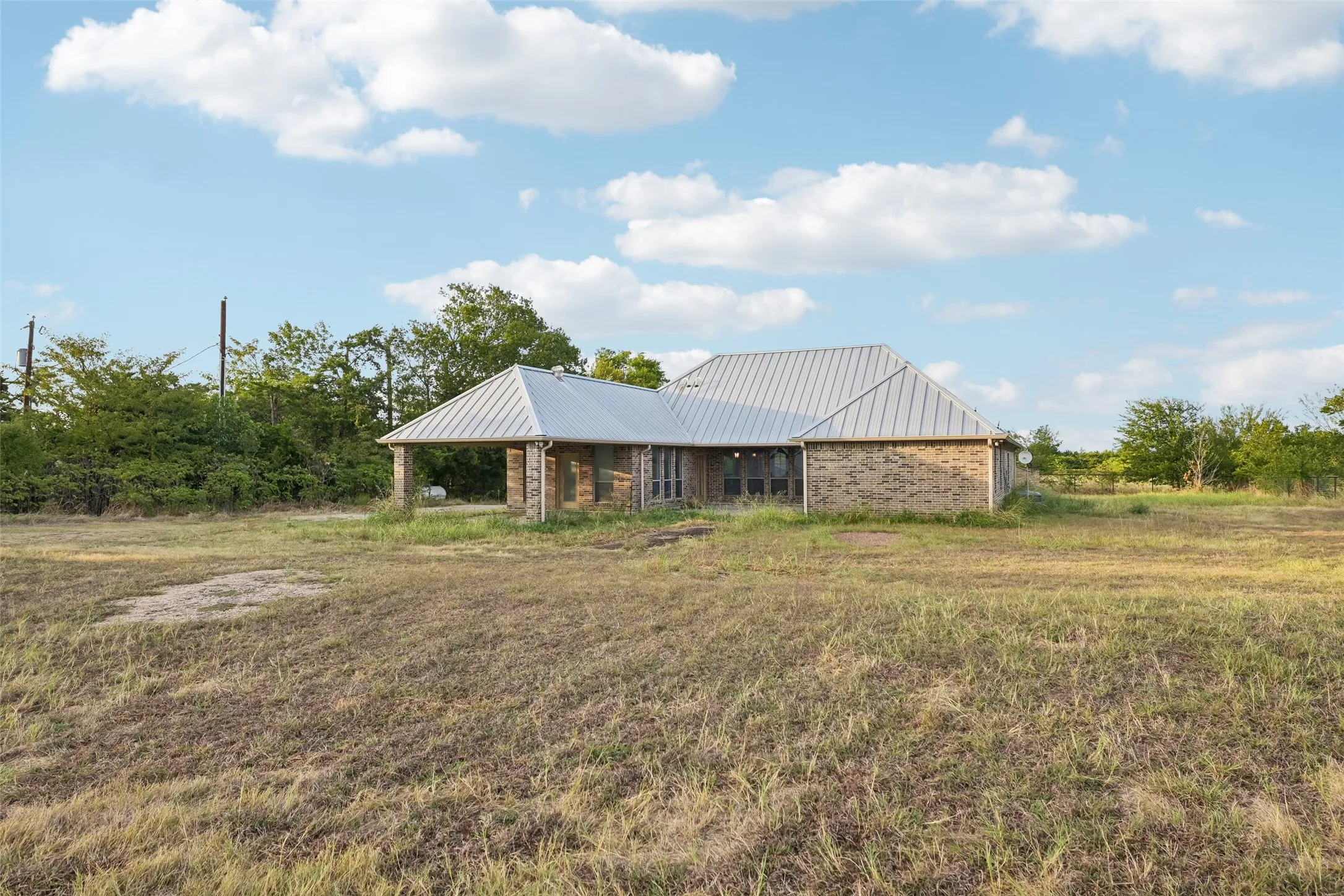 Single Family Residence For Sale in Ellis County , 6620 Montgomery Road, Midlothian, Texas 76065, 3 Bedroom, 3 Bathroom, 2 Garage spaces, 2,832 Sqft, built in 2004, mls#21394697, Real Estate Agent in Midlothian, Homes For Sale in Ellis county, Homes For Sale in Midlothian, Realtor in Midlothian Texas, Real Estate Brokerage Independent Realty Texas, Luminita Cordes Realtor