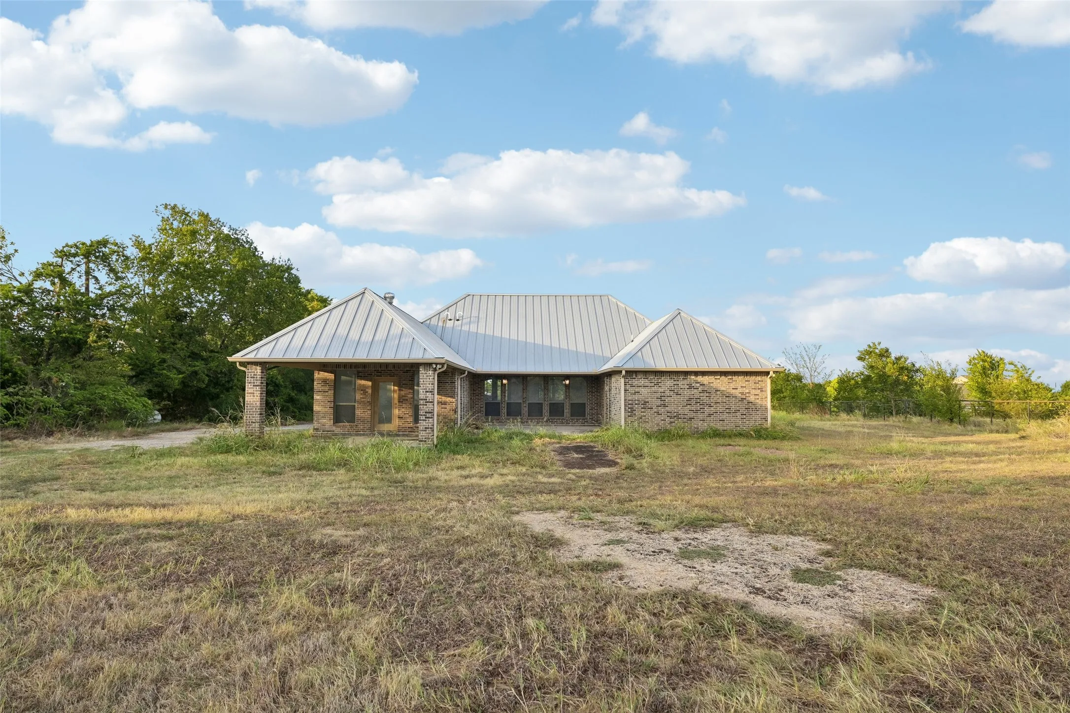 Single Family Residence For Sale in Ellis County , 6620 Montgomery Road, Midlothian, Texas 76065, 3 Bedroom, 3 Bathroom, 2 Garage spaces, 2,832 Sqft, built in 2004, mls#21394697, Real Estate Agent in Midlothian, Homes For Sale in Ellis county, Homes For Sale in Midlothian, Realtor in Midlothian Texas, Real Estate Brokerage Independent Realty Texas, Luminita Cordes Realtor