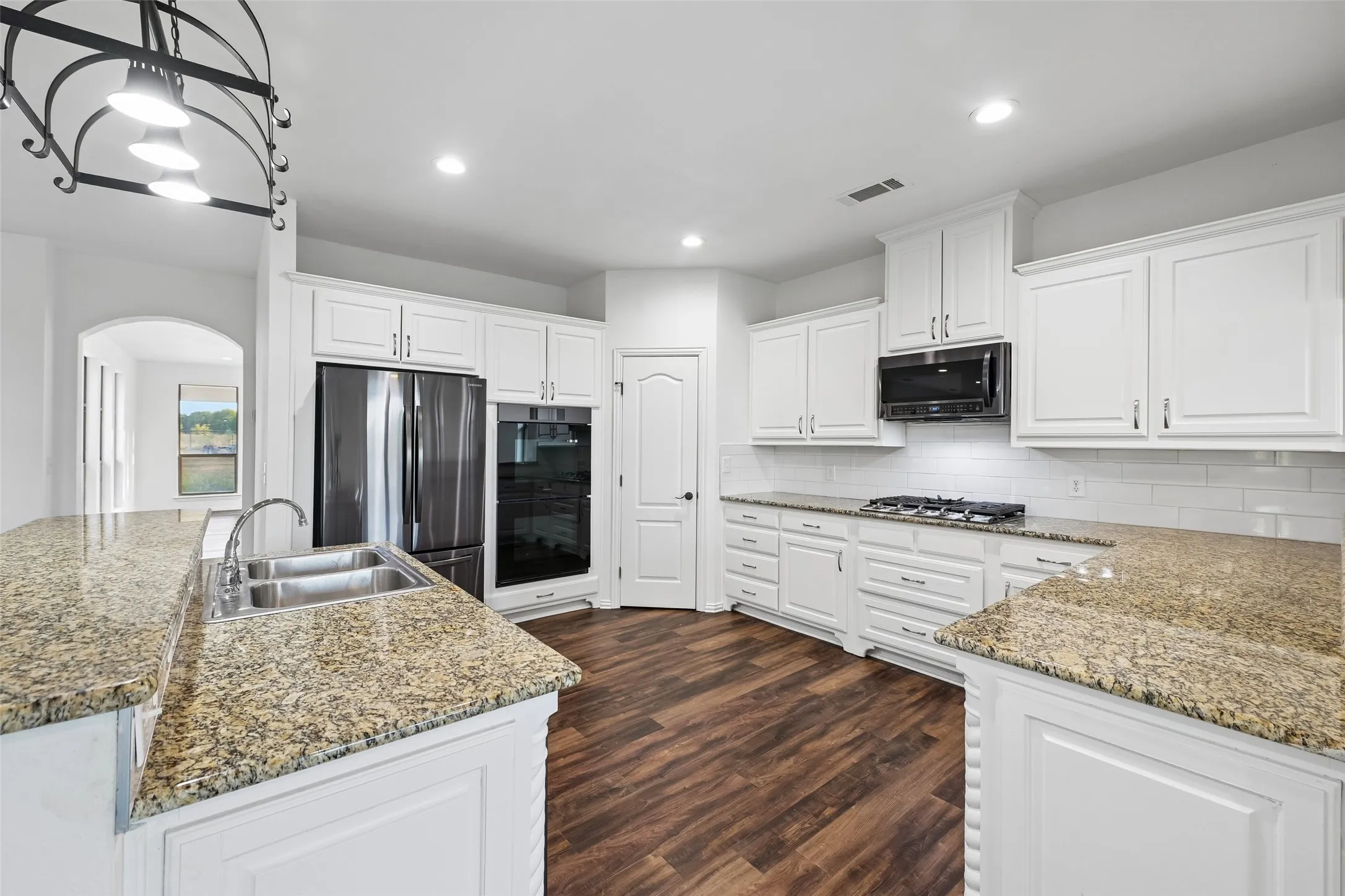 Single Family Residence For Sale in Ellis County , 6620 Montgomery Road, Midlothian, Texas 76065, 3 Bedroom, 3 Bathroom, 2 Garage spaces, 2,832 Sqft, built in 2004, mls#21394697, Real Estate Agent in Midlothian, Homes For Sale in Ellis county, Homes For Sale in Midlothian, Realtor in Midlothian Texas, Real Estate Brokerage Independent Realty Texas, Luminita Cordes Realtor