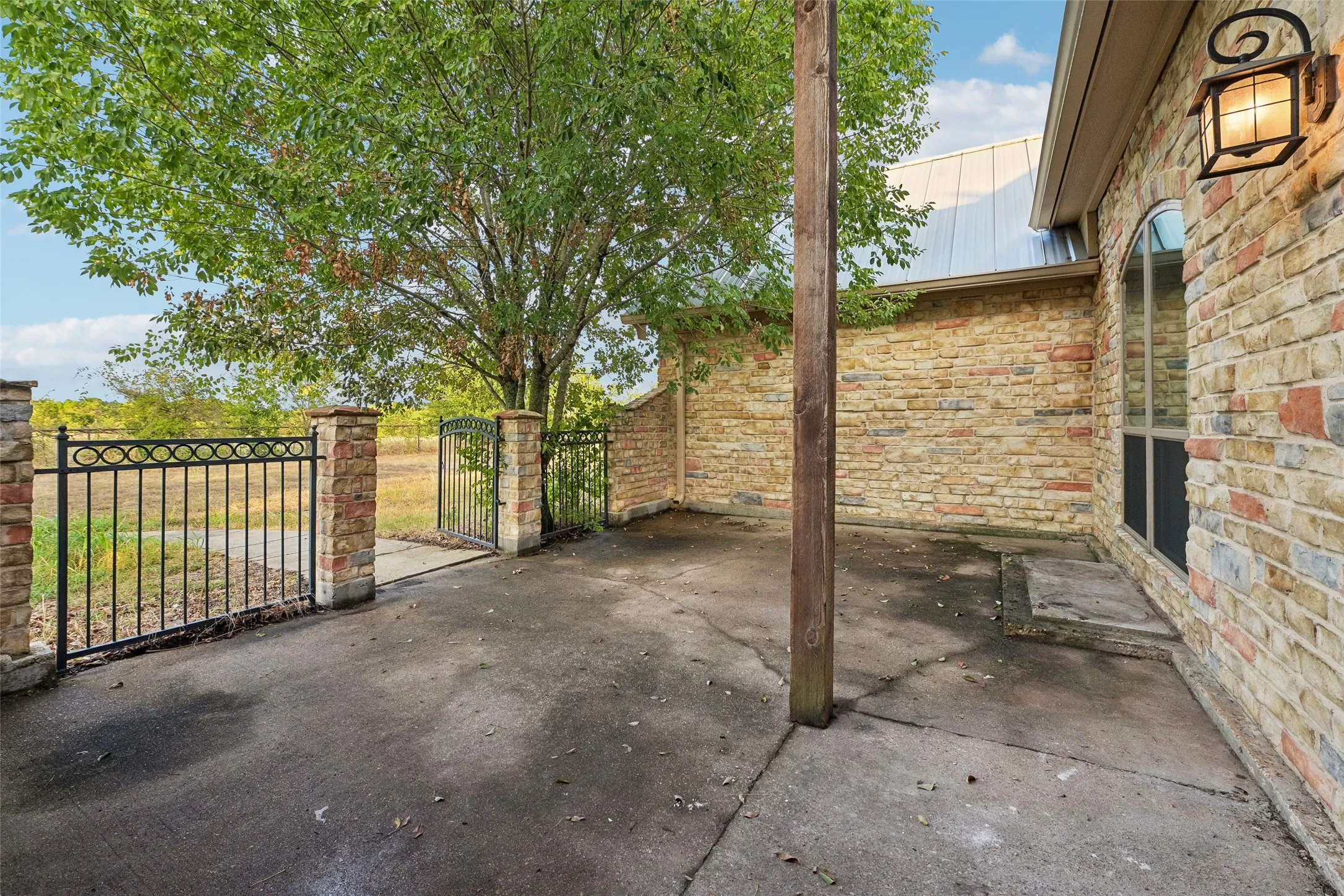 Single Family Residence For Sale in Ellis County , 6620 Montgomery Road, Midlothian, Texas 76065, 3 Bedroom, 3 Bathroom, 2 Garage spaces, 2,832 Sqft, built in 2004, mls#21394697, Real Estate Agent in Midlothian, Homes For Sale in Ellis county, Homes For Sale in Midlothian, Realtor in Midlothian Texas, Real Estate Brokerage Independent Realty Texas, Luminita Cordes Realtor