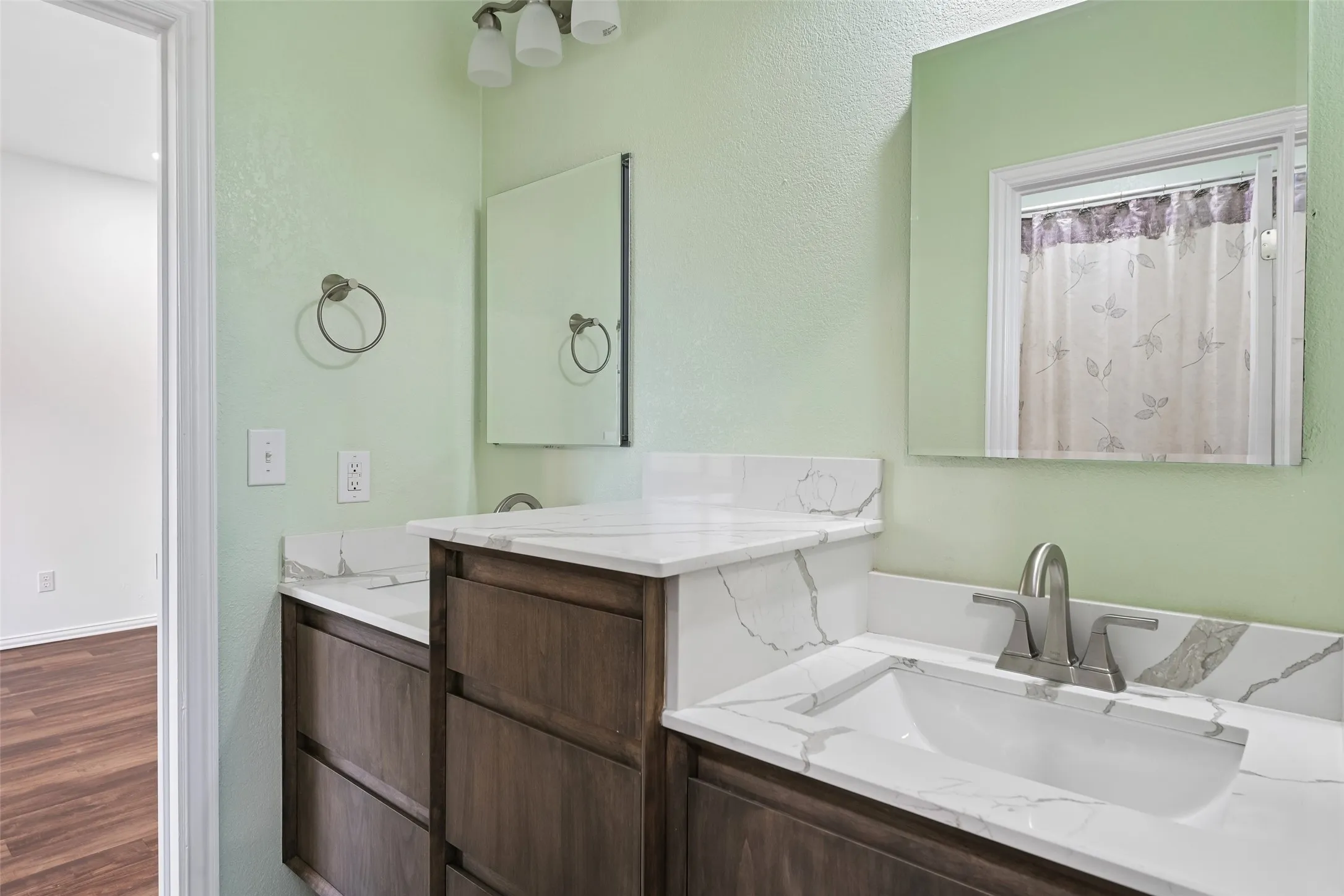 Single Family Residence For Sale in Ellis County , 6620 Montgomery Road, Midlothian, Texas 76065, 3 Bedroom, 3 Bathroom, 2 Garage spaces, 2,832 Sqft, built in 2004, mls#21394697, Real Estate Agent in Midlothian, Homes For Sale in Ellis county, Homes For Sale in Midlothian, Realtor in Midlothian Texas, Real Estate Brokerage Independent Realty Texas, Luminita Cordes Realtor