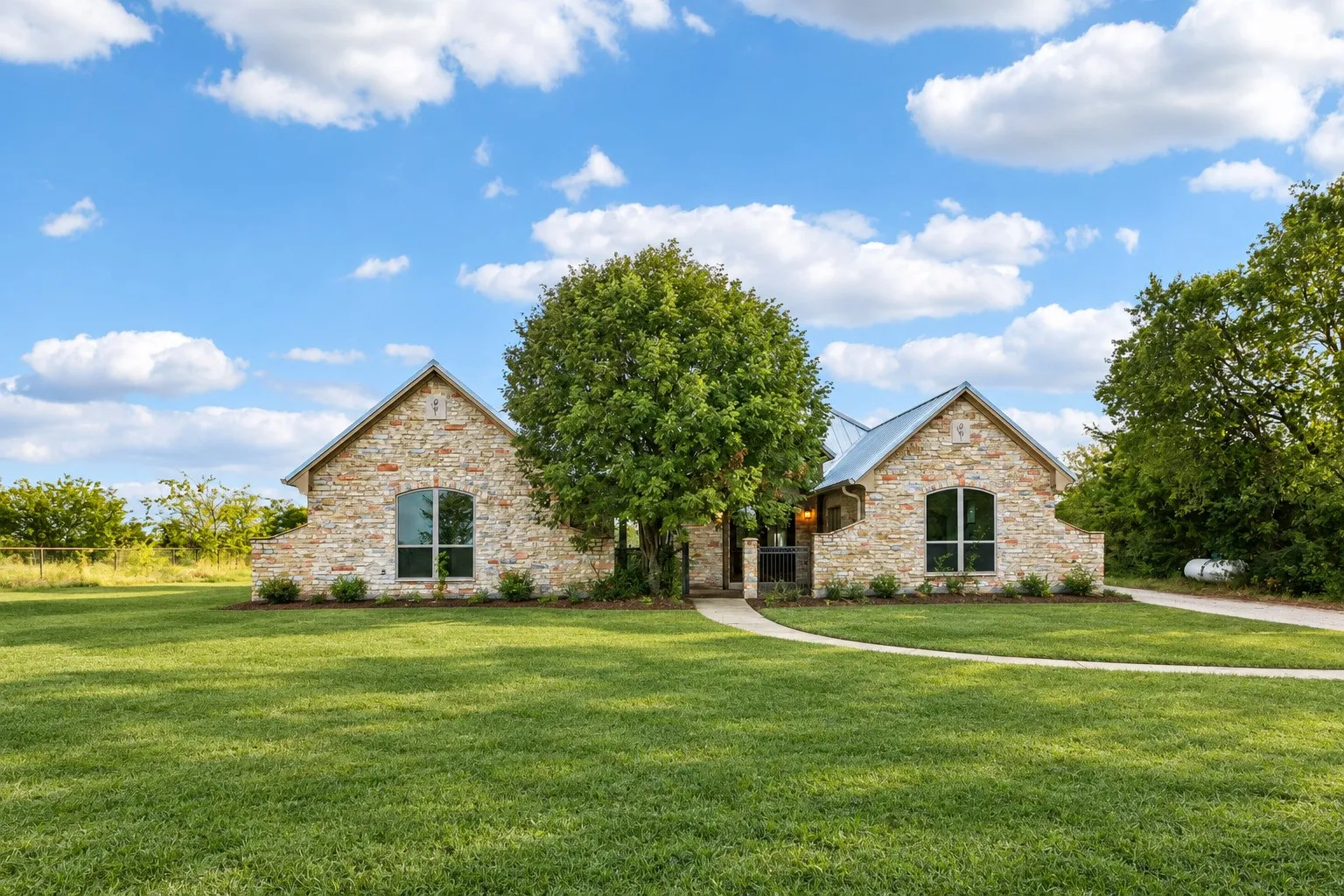 Single Family Residence For Sale in Ellis County , 6620 Montgomery Road, Midlothian, Texas 76065, 3 Bedroom, 3 Bathroom, 2 Garage spaces, 2,832 Sqft, built in 2004, mls#21394697, Real Estate Agent in Midlothian, Homes For Sale in Ellis county, Homes For Sale in Midlothian, Realtor in Midlothian Texas, Real Estate Brokerage Independent Realty Texas, Luminita Cordes Realtor