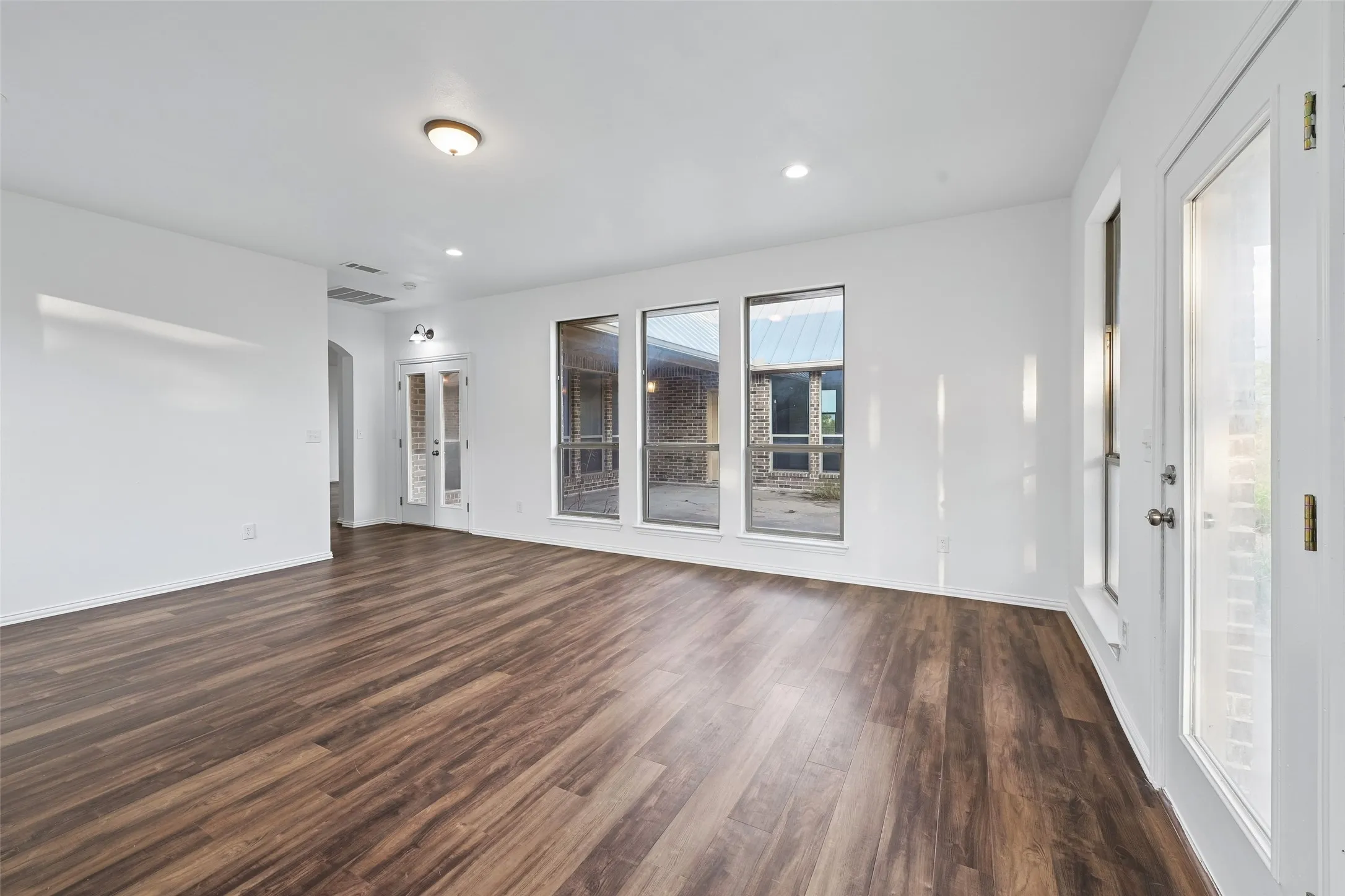 Single Family Residence For Sale in Ellis County , 6620 Montgomery Road, Midlothian, Texas 76065, 3 Bedroom, 3 Bathroom, 2 Garage spaces, 2,832 Sqft, built in 2004, mls#21394697, Real Estate Agent in Midlothian, Homes For Sale in Ellis county, Homes For Sale in Midlothian, Realtor in Midlothian Texas, Real Estate Brokerage Independent Realty Texas, Luminita Cordes Realtor