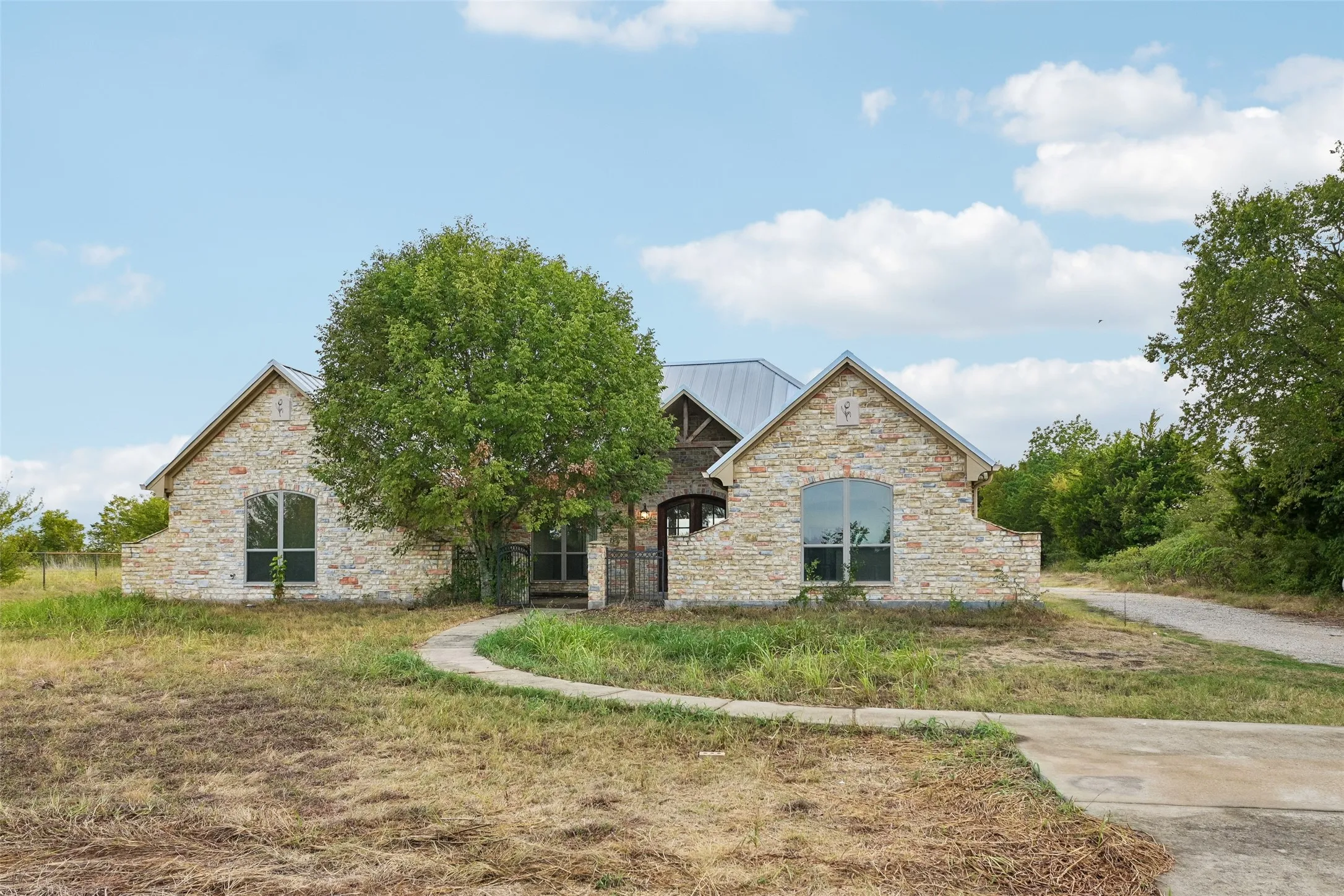Single Family Residence For Sale in Ellis County , 6620 Montgomery Road, Midlothian, Texas 76065, 3 Bedroom, 3 Bathroom, 2 Garage spaces, 2,832 Sqft, built in 2004, mls#21394697, Real Estate Agent in Midlothian, Homes For Sale in Ellis county, Homes For Sale in Midlothian, Realtor in Midlothian Texas, Real Estate Brokerage Independent Realty Texas, Luminita Cordes Realtor