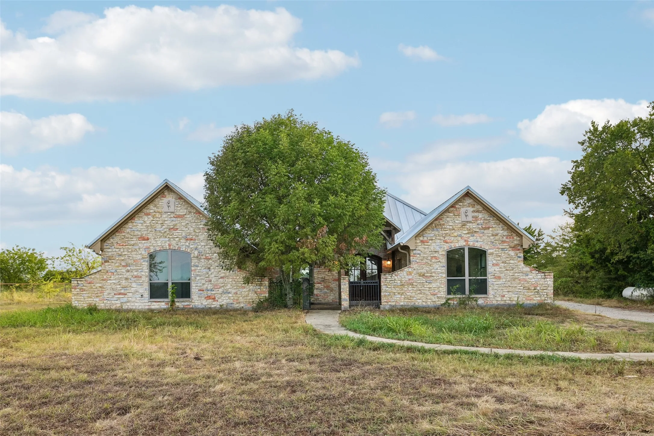 Single Family Residence For Sale in Ellis County , 6620 Montgomery Road, Midlothian, Texas 76065, 3 Bedroom, 3 Bathroom, 2 Garage spaces, 2,832 Sqft, built in 2004, mls#21394697, Real Estate Agent in Midlothian, Homes For Sale in Ellis county, Homes For Sale in Midlothian, Realtor in Midlothian Texas, Real Estate Brokerage Independent Realty Texas, Luminita Cordes Realtor