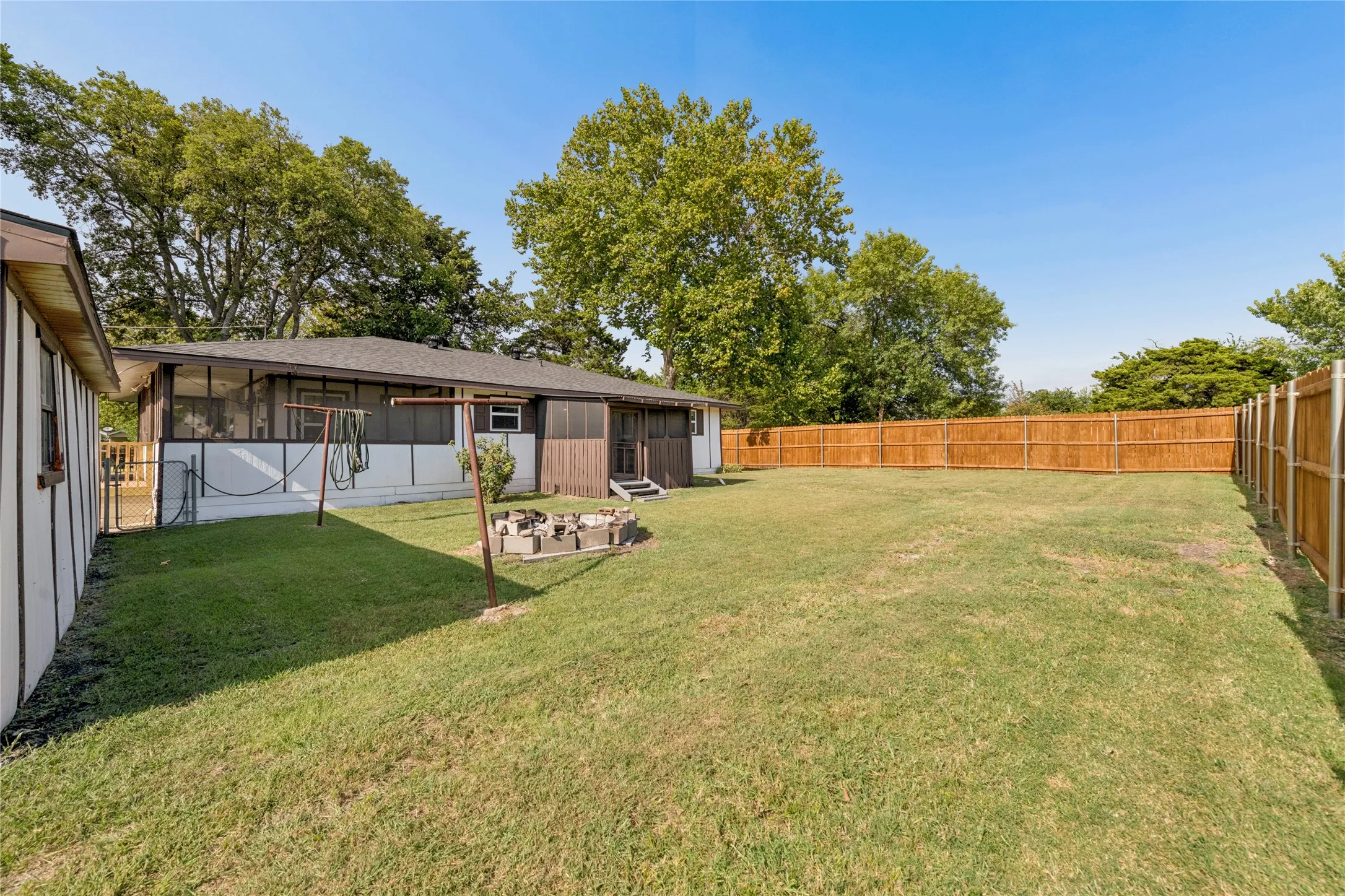 Single Family Residence For Sale in Collin County , 5776 County Road 927, Nevada, Texas 75173, 2 Bedroom, 1 Bathroom, Garage spaces, 1,143 Sqft, built in 1983, mls#21401867, Real Estate Agent in Nevada, Homes For Sale in Collin county, Homes For Sale in Nevada, Realtor in Nevada Texas, Real Estate Brokerage Independent Realty Texas, Luminita Cordes Realtor