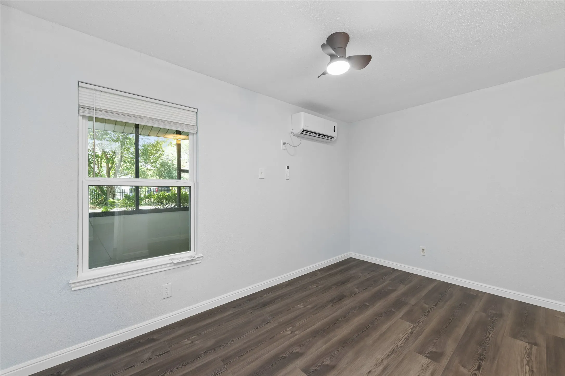 Single Family Residence For Sale in Collin County , 5776 County Road 927, Nevada, Texas 75173, 2 Bedroom, 1 Bathroom, Garage spaces, 1,143 Sqft, built in 1983, mls#21401867, Real Estate Agent in Nevada, Homes For Sale in Collin county, Homes For Sale in Nevada, Realtor in Nevada Texas, Real Estate Brokerage Independent Realty Texas, Luminita Cordes Realtor