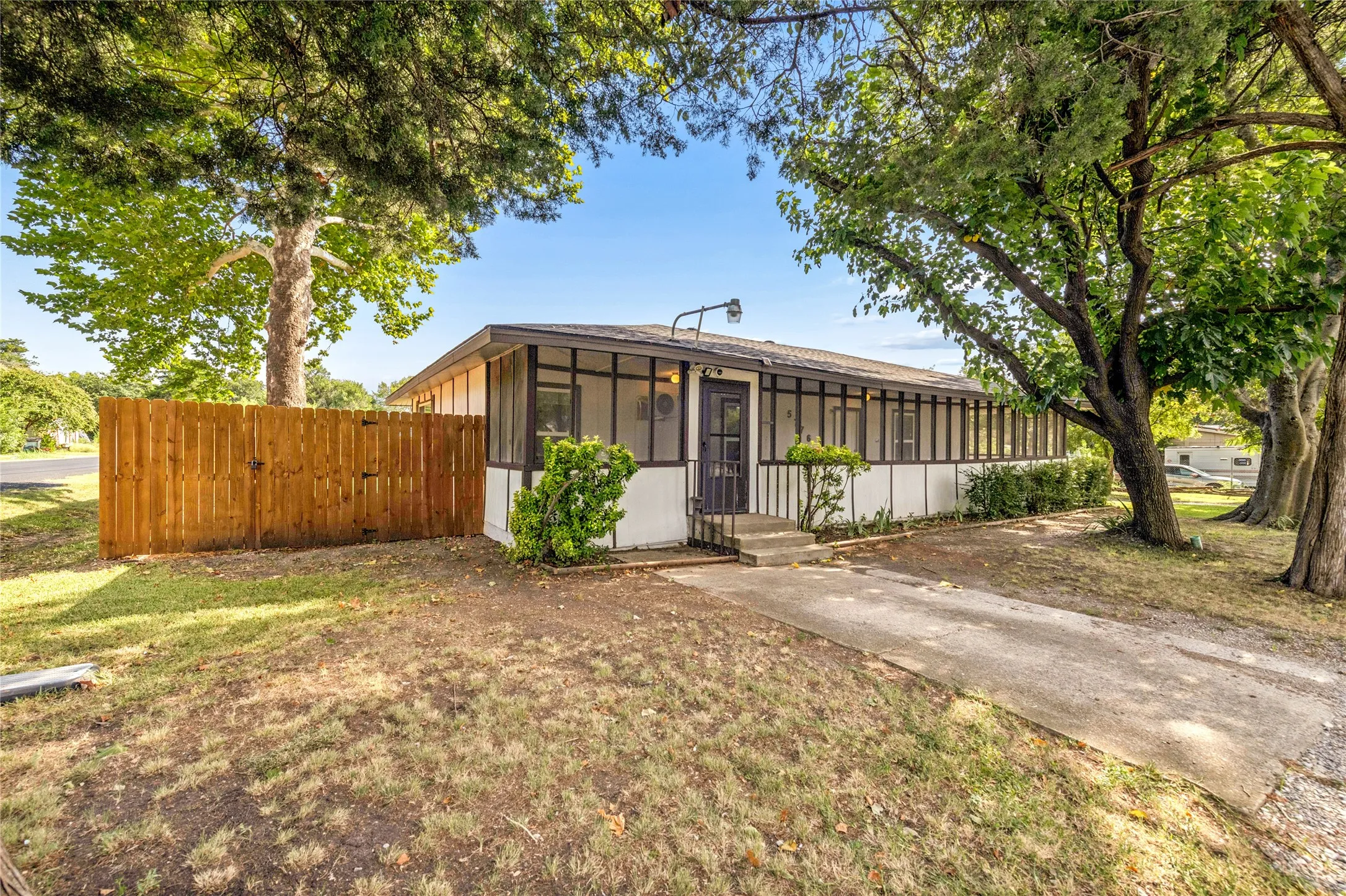 Single Family Residence For Sale in Collin County , 5776 County Road 927, Nevada, Texas 75173, 2 Bedroom, 1 Bathroom, Garage spaces, 1,143 Sqft, built in 1983, mls#21401867, Real Estate Agent in Nevada, Homes For Sale in Collin county, Homes For Sale in Nevada, Realtor in Nevada Texas, Real Estate Brokerage Independent Realty Texas, Luminita Cordes Realtor