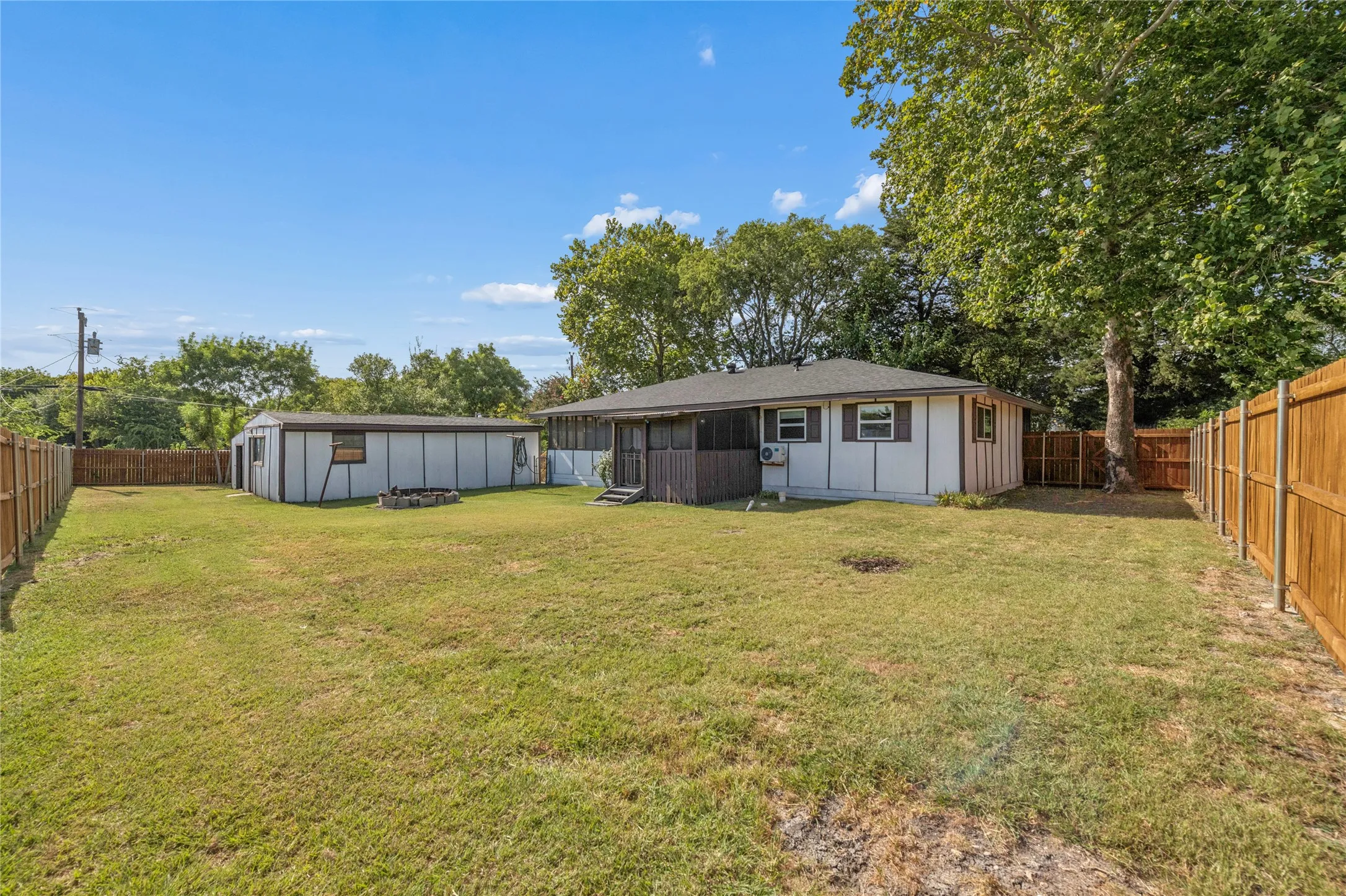 Single Family Residence For Sale in Collin County , 5776 County Road 927, Nevada, Texas 75173, 2 Bedroom, 1 Bathroom, Garage spaces, 1,143 Sqft, built in 1983, mls#21401867, Real Estate Agent in Nevada, Homes For Sale in Collin county, Homes For Sale in Nevada, Realtor in Nevada Texas, Real Estate Brokerage Independent Realty Texas, Luminita Cordes Realtor