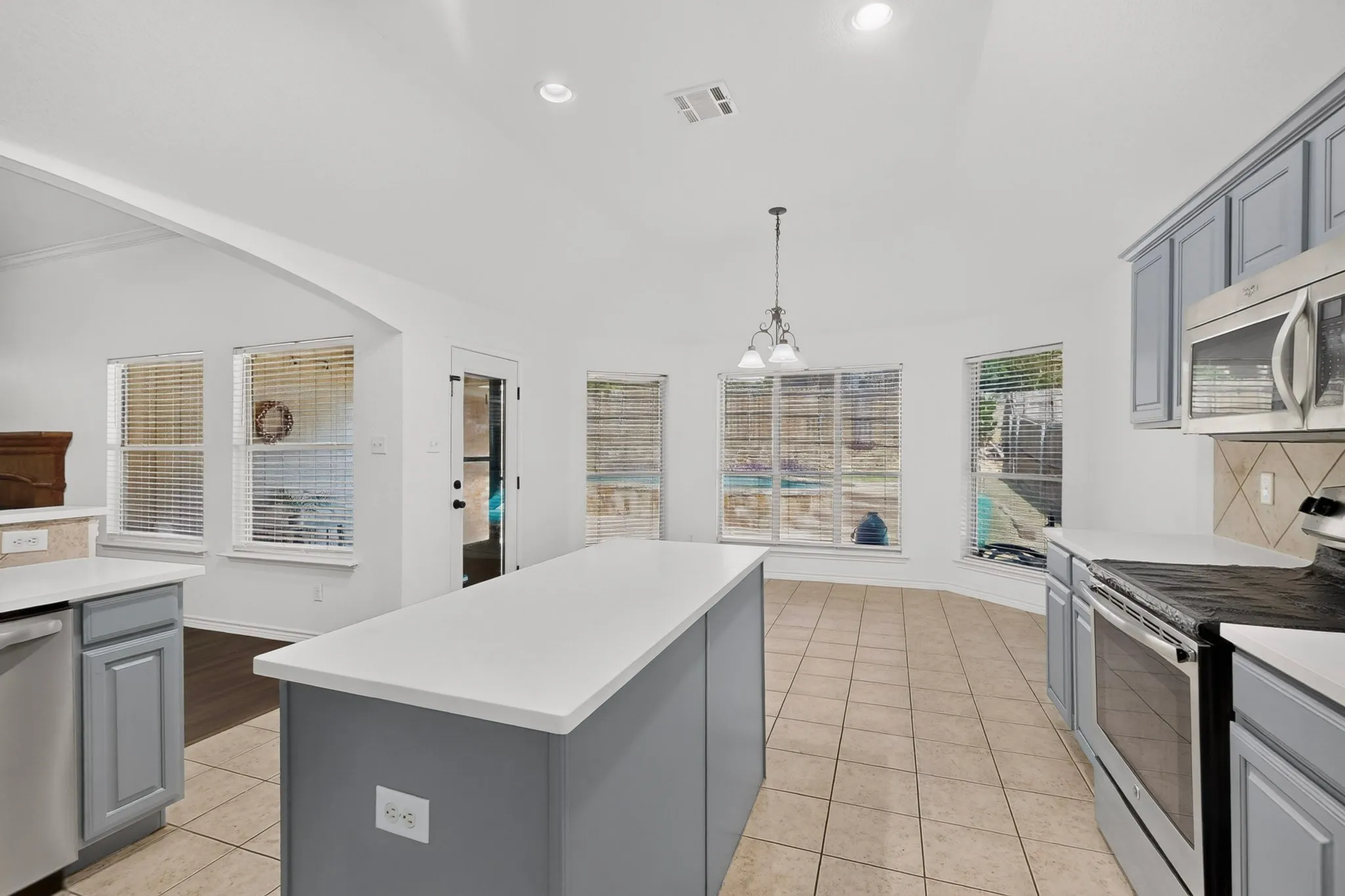 Single Family Residence For Sale in Tarrant County , 839 Evergreen Lane, Burleson, Texas 76028, 4 Bedroom, 2 Bathroom, 2 Garage spaces, 2,714 Sqft, built in 2005, mls#21401871, Real Estate Agent in Burleson, Homes For Sale in Tarrant county, Homes For Sale in Burleson, Realtor in Burleson Texas, Real Estate Brokerage Independent Realty Texas, Luminita Cordes Realtor