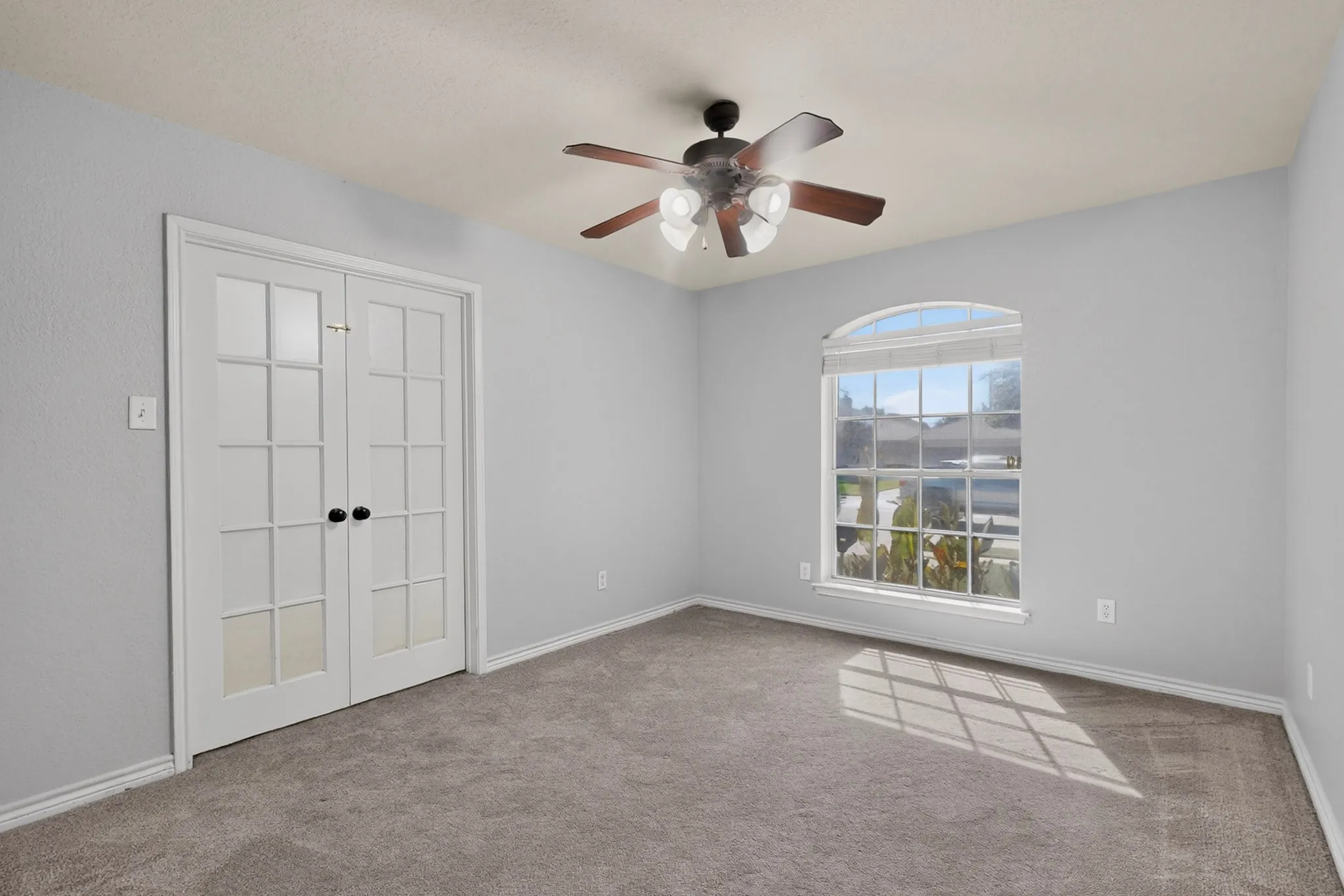 Single Family Residence For Sale in Tarrant County , 839 Evergreen Lane, Burleson, Texas 76028, 4 Bedroom, 2 Bathroom, 2 Garage spaces, 2,714 Sqft, built in 2005, mls#21401871, Real Estate Agent in Burleson, Homes For Sale in Tarrant county, Homes For Sale in Burleson, Realtor in Burleson Texas, Real Estate Brokerage Independent Realty Texas, Luminita Cordes Realtor