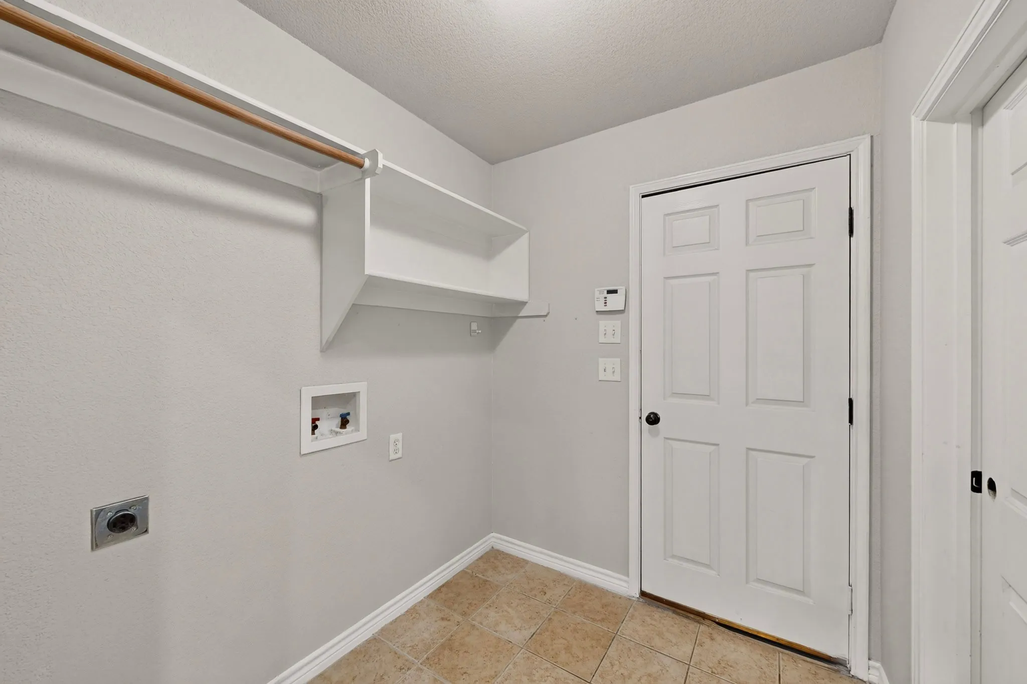 Single Family Residence For Sale in Tarrant County , 839 Evergreen Lane, Burleson, Texas 76028, 4 Bedroom, 2 Bathroom, 2 Garage spaces, 2,714 Sqft, built in 2005, mls#21401871, Real Estate Agent in Burleson, Homes For Sale in Tarrant county, Homes For Sale in Burleson, Realtor in Burleson Texas, Real Estate Brokerage Independent Realty Texas, Luminita Cordes Realtor