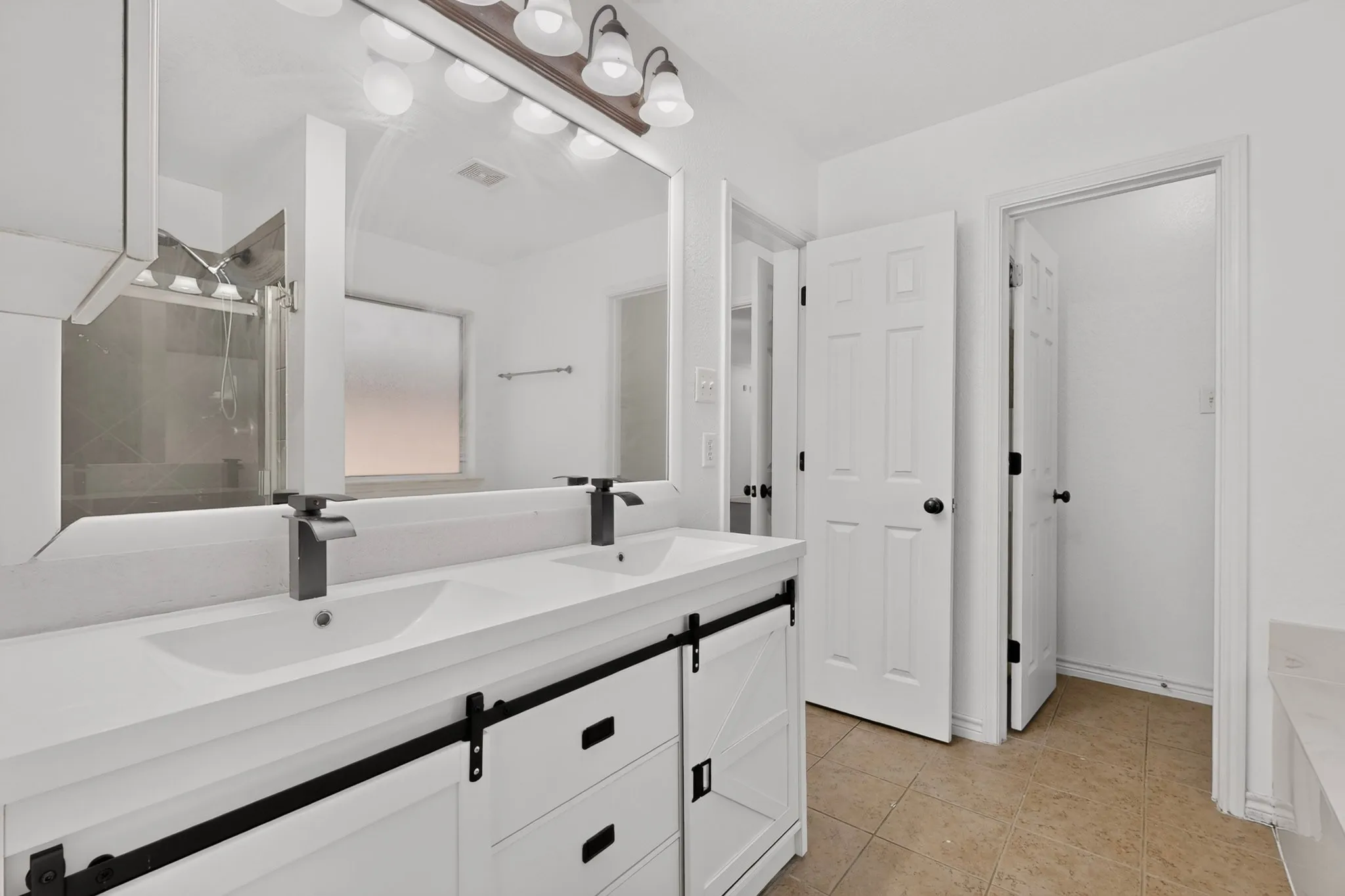 Single Family Residence For Sale in Tarrant County , 839 Evergreen Lane, Burleson, Texas 76028, 4 Bedroom, 2 Bathroom, 2 Garage spaces, 2,714 Sqft, built in 2005, mls#21401871, Real Estate Agent in Burleson, Homes For Sale in Tarrant county, Homes For Sale in Burleson, Realtor in Burleson Texas, Real Estate Brokerage Independent Realty Texas, Luminita Cordes Realtor