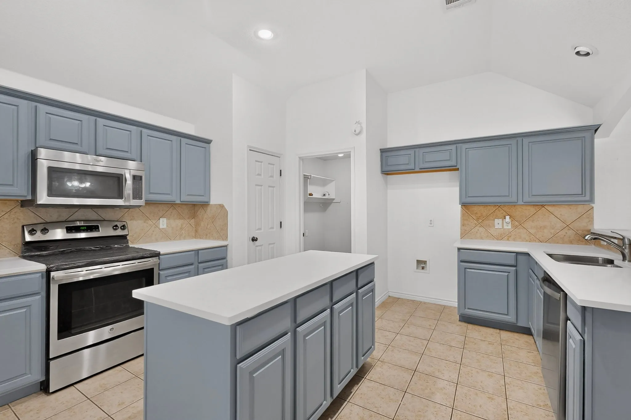 Single Family Residence For Sale in Tarrant County , 839 Evergreen Lane, Burleson, Texas 76028, 4 Bedroom, 2 Bathroom, 2 Garage spaces, 2,714 Sqft, built in 2005, mls#21401871, Real Estate Agent in Burleson, Homes For Sale in Tarrant county, Homes For Sale in Burleson, Realtor in Burleson Texas, Real Estate Brokerage Independent Realty Texas, Luminita Cordes Realtor