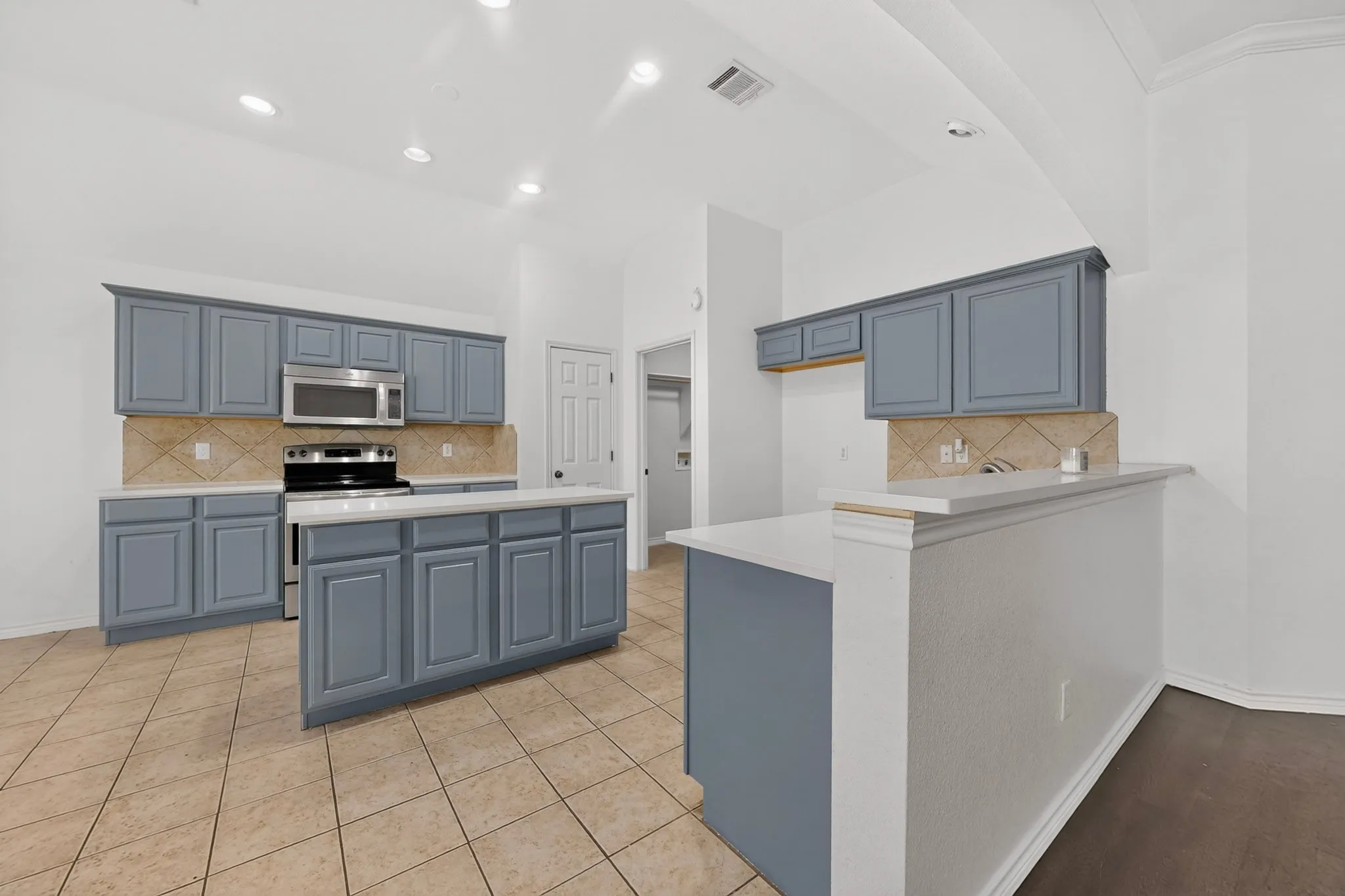 Single Family Residence For Sale in Tarrant County , 839 Evergreen Lane, Burleson, Texas 76028, 4 Bedroom, 2 Bathroom, 2 Garage spaces, 2,714 Sqft, built in 2005, mls#21401871, Real Estate Agent in Burleson, Homes For Sale in Tarrant county, Homes For Sale in Burleson, Realtor in Burleson Texas, Real Estate Brokerage Independent Realty Texas, Luminita Cordes Realtor