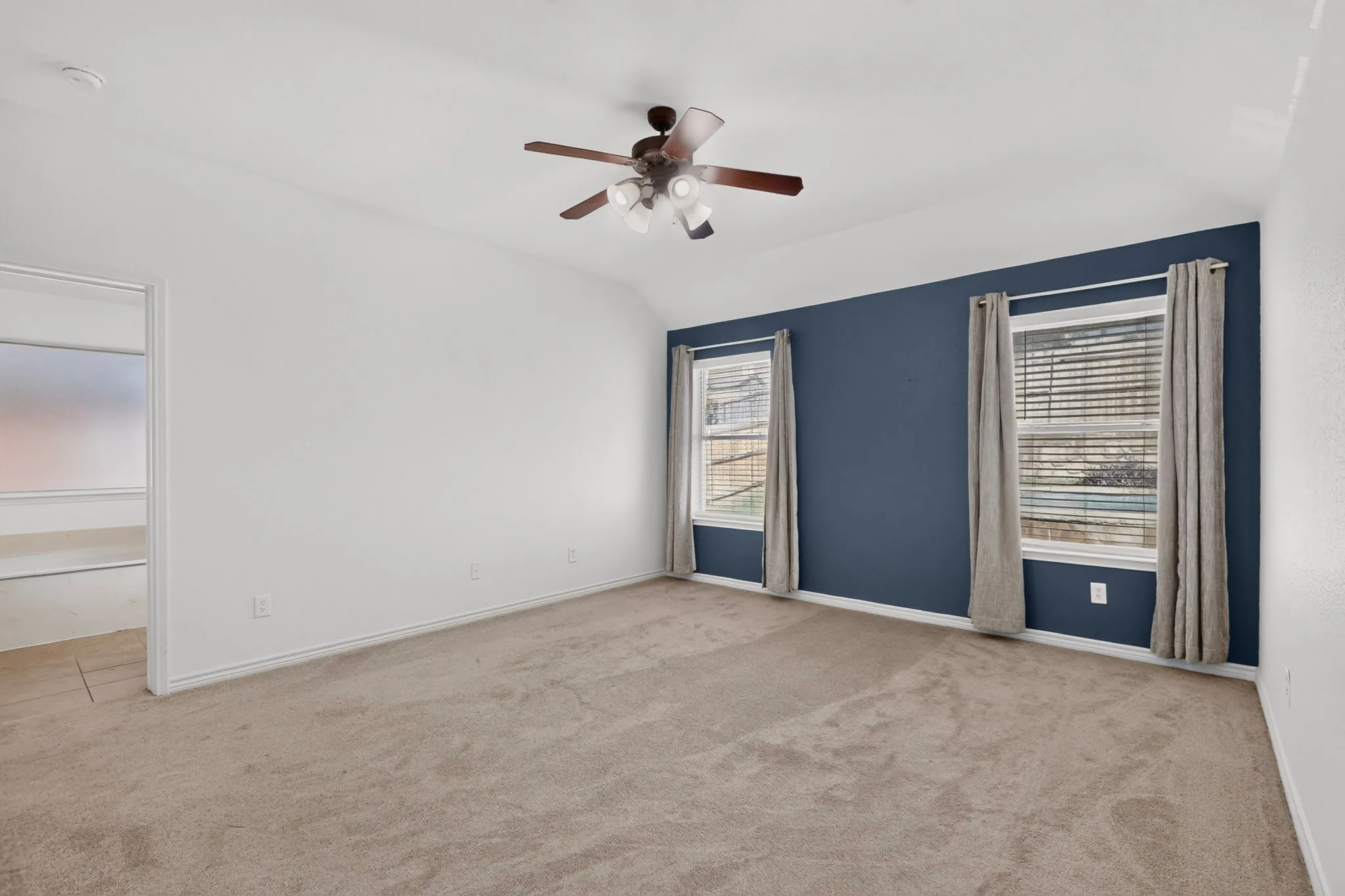 Single Family Residence For Sale in Tarrant County , 839 Evergreen Lane, Burleson, Texas 76028, 4 Bedroom, 2 Bathroom, 2 Garage spaces, 2,714 Sqft, built in 2005, mls#21401871, Real Estate Agent in Burleson, Homes For Sale in Tarrant county, Homes For Sale in Burleson, Realtor in Burleson Texas, Real Estate Brokerage Independent Realty Texas, Luminita Cordes Realtor