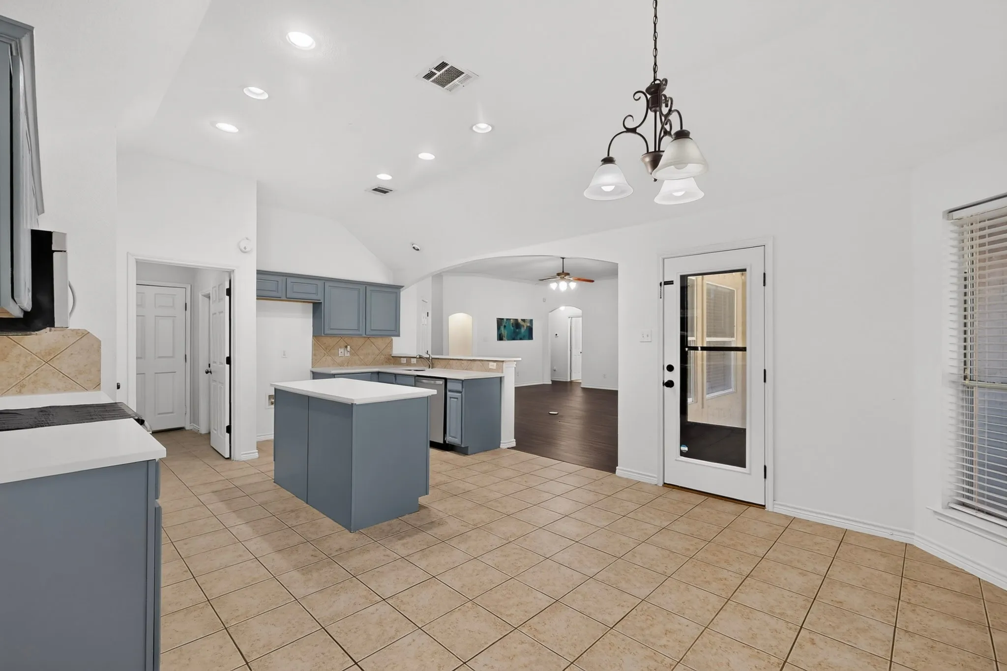 Single Family Residence For Sale in Tarrant County , 839 Evergreen Lane, Burleson, Texas 76028, 4 Bedroom, 2 Bathroom, 2 Garage spaces, 2,714 Sqft, built in 2005, mls#21401871, Real Estate Agent in Burleson, Homes For Sale in Tarrant county, Homes For Sale in Burleson, Realtor in Burleson Texas, Real Estate Brokerage Independent Realty Texas, Luminita Cordes Realtor