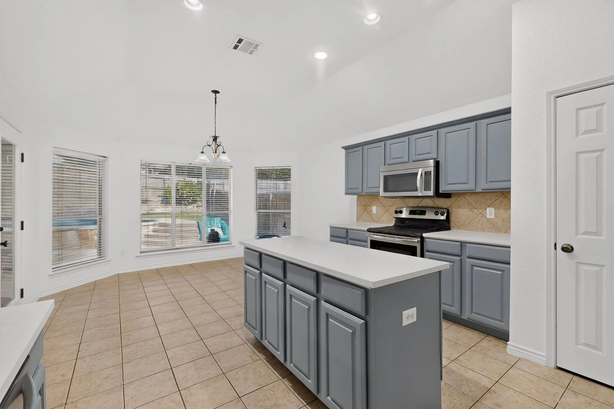 Single Family Residence For Sale in Tarrant County , 839 Evergreen Lane, Burleson, Texas 76028, 4 Bedroom, 2 Bathroom, 2 Garage spaces, 2,714 Sqft, built in 2005, mls#21401871, Real Estate Agent in Burleson, Homes For Sale in Tarrant county, Homes For Sale in Burleson, Realtor in Burleson Texas, Real Estate Brokerage Independent Realty Texas, Luminita Cordes Realtor