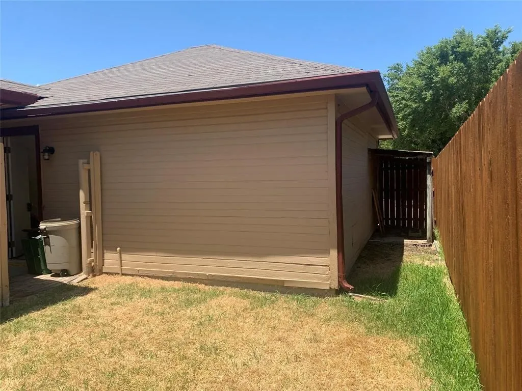 Single Family Residence For Rent in Tarrant County , 2766 Claremont Drive, Grand Prairie, Texas 75052, 3 Bedroom, 2 Bathroom, 2 Garage spaces, 1,497 Sqft, built in 1985, mls#21401860, Real Estate Agent in Grand Prairie, Homes For Rent in Tarrant county, Homes For Rent in Grand Prairie, Realtor in Grand Prairie Texas, Real Estate Brokerage Independent Realty Texas, Luminita Cordes Realtor