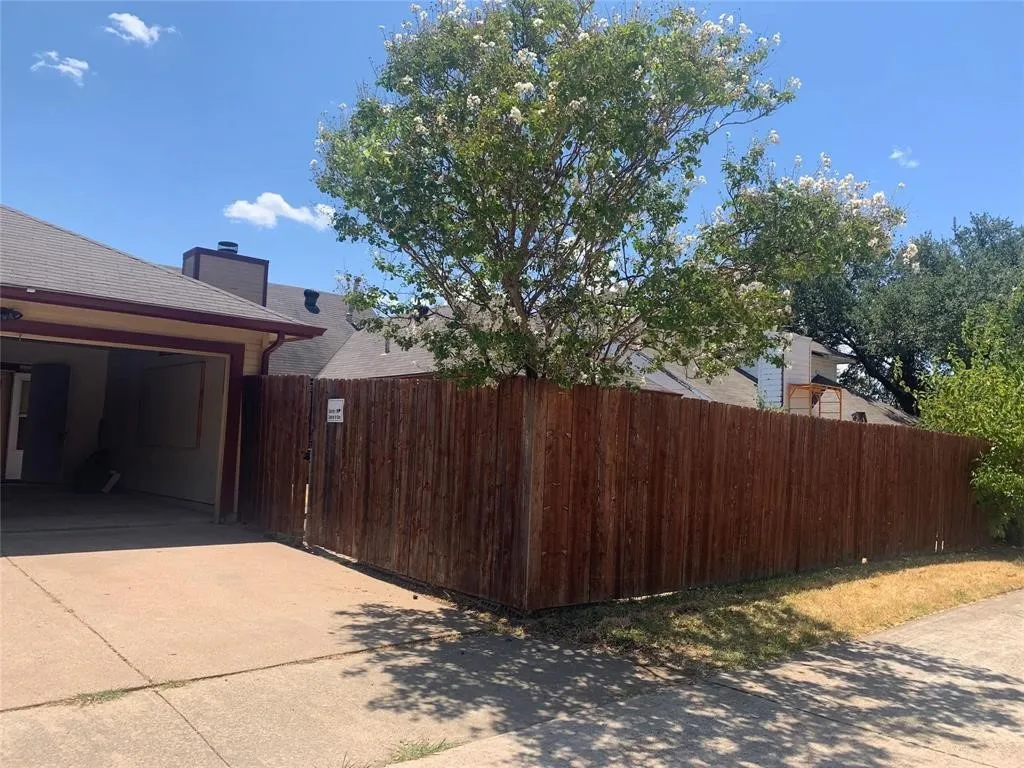 Single Family Residence For Rent in Tarrant County , 2766 Claremont Drive, Grand Prairie, Texas 75052, 3 Bedroom, 2 Bathroom, 2 Garage spaces, 1,497 Sqft, built in 1985, mls#21401860, Real Estate Agent in Grand Prairie, Homes For Rent in Tarrant county, Homes For Rent in Grand Prairie, Realtor in Grand Prairie Texas, Real Estate Brokerage Independent Realty Texas, Luminita Cordes Realtor