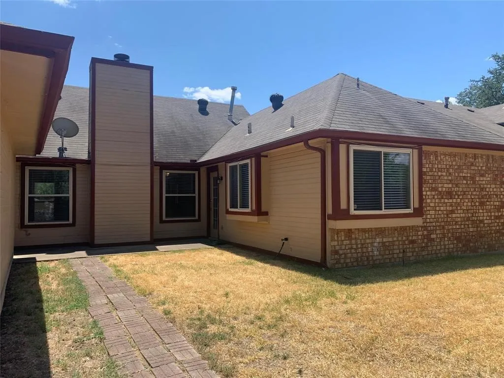 Single Family Residence For Rent in Tarrant County , 2766 Claremont Drive, Grand Prairie, Texas 75052, 3 Bedroom, 2 Bathroom, 2 Garage spaces, 1,497 Sqft, built in 1985, mls#21401860, Real Estate Agent in Grand Prairie, Homes For Rent in Tarrant county, Homes For Rent in Grand Prairie, Realtor in Grand Prairie Texas, Real Estate Brokerage Independent Realty Texas, Luminita Cordes Realtor