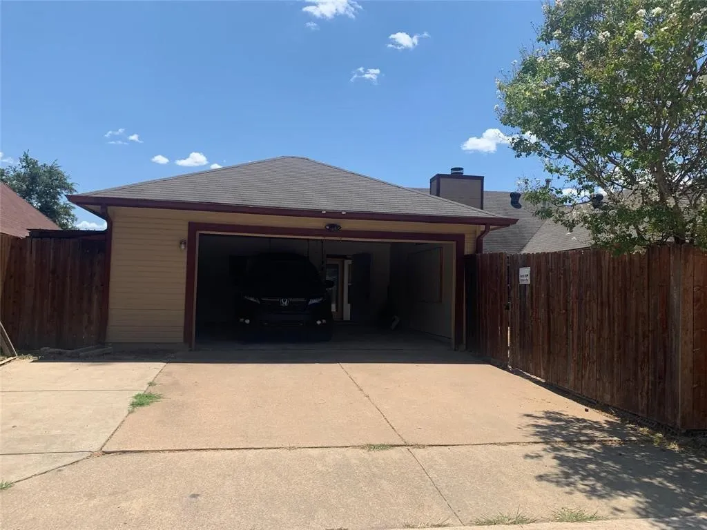 Single Family Residence For Rent in Tarrant County , 2766 Claremont Drive, Grand Prairie, Texas 75052, 3 Bedroom, 2 Bathroom, 2 Garage spaces, 1,497 Sqft, built in 1985, mls#21401860, Real Estate Agent in Grand Prairie, Homes For Rent in Tarrant county, Homes For Rent in Grand Prairie, Realtor in Grand Prairie Texas, Real Estate Brokerage Independent Realty Texas, Luminita Cordes Realtor