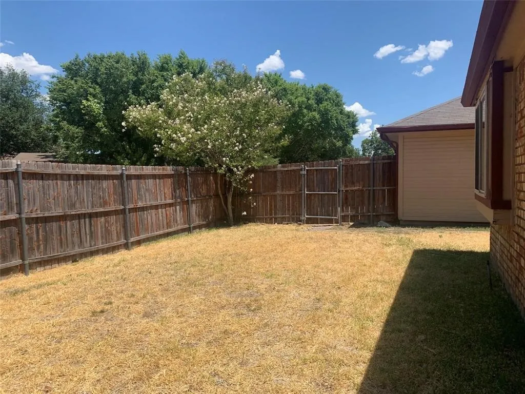 Single Family Residence For Rent in Tarrant County , 2766 Claremont Drive, Grand Prairie, Texas 75052, 3 Bedroom, 2 Bathroom, 2 Garage spaces, 1,497 Sqft, built in 1985, mls#21401860, Real Estate Agent in Grand Prairie, Homes For Rent in Tarrant county, Homes For Rent in Grand Prairie, Realtor in Grand Prairie Texas, Real Estate Brokerage Independent Realty Texas, Luminita Cordes Realtor