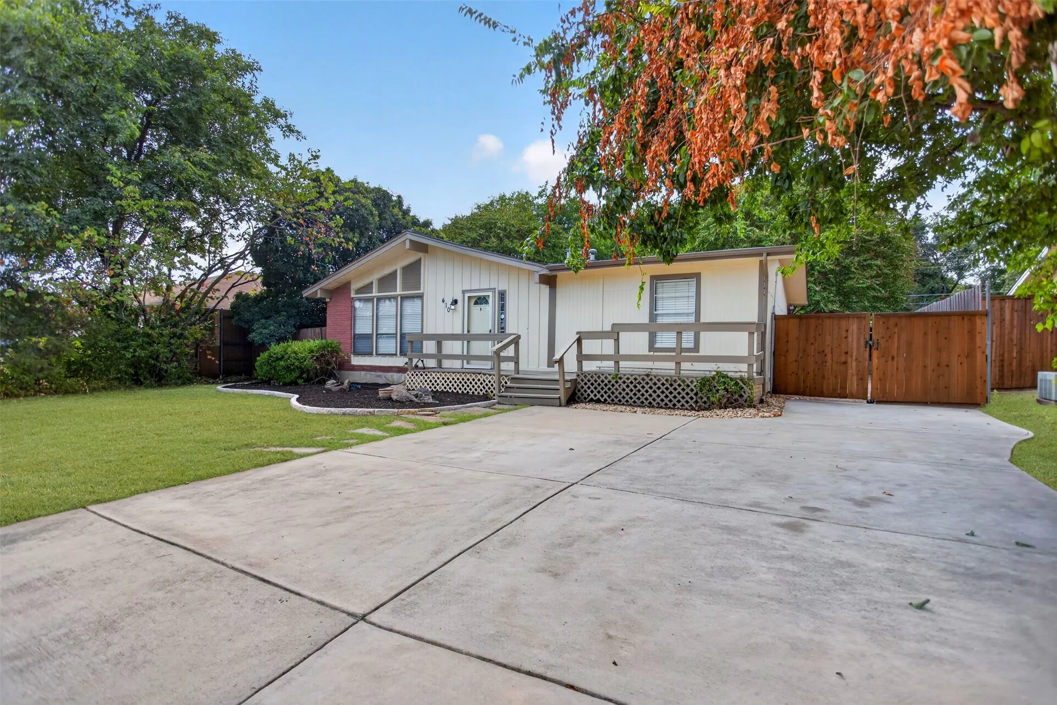 Single Family Residence For Rent in Collin County , 410 Allenwood Drive, Allen, Texas 75002, 3 Bedroom, 2 Bathroom, Garage spaces, 1,459 Sqft, built in 1963, mls#21393157, Real Estate Agent in Allen, Homes For Rent in Collin county, Homes For Rent in Allen, Realtor in Allen Texas, Real Estate Brokerage Independent Realty Texas, Luminita Cordes Realtor