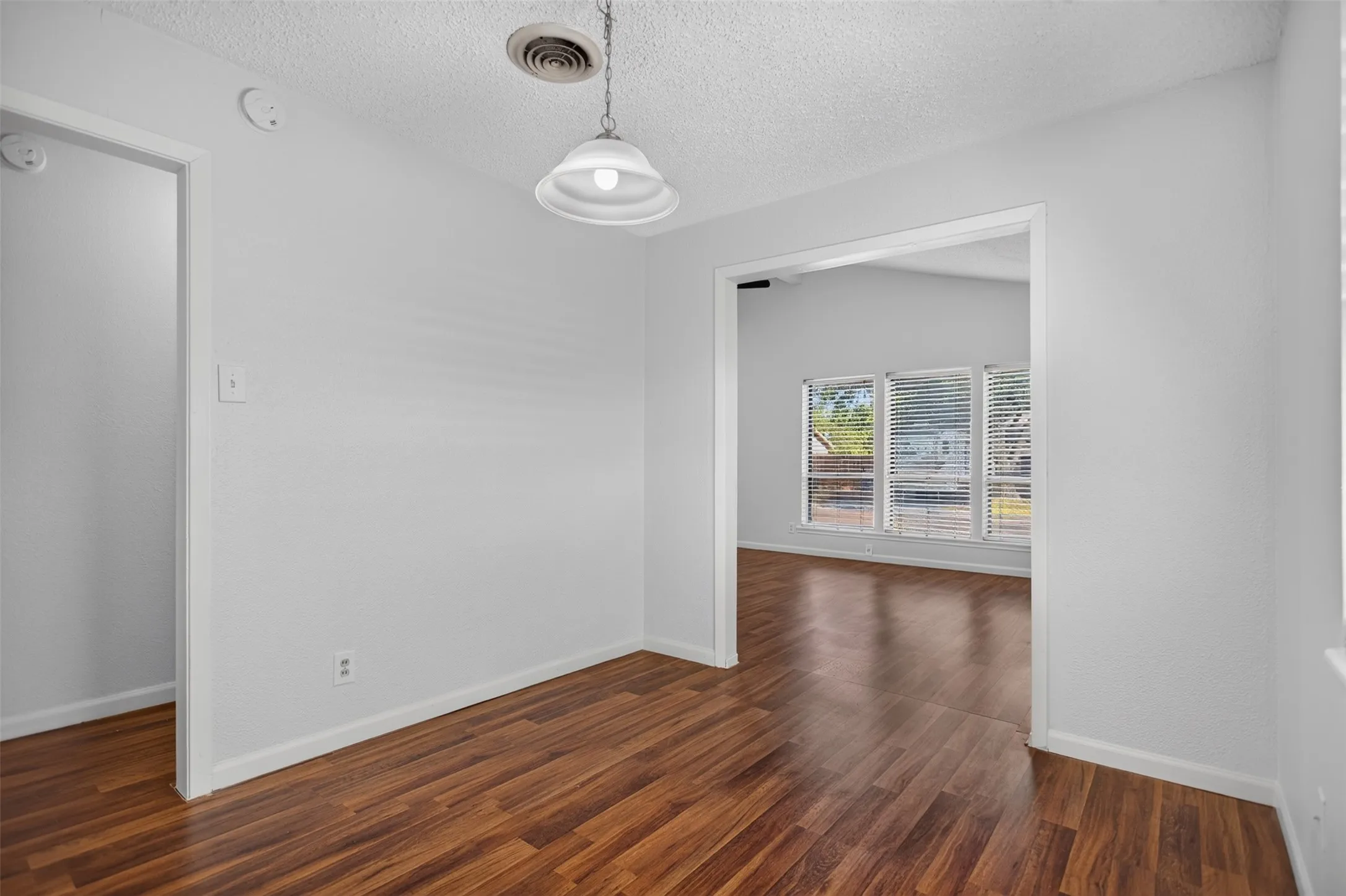 Single Family Residence For Rent in Collin County , 410 Allenwood Drive, Allen, Texas 75002, 3 Bedroom, 2 Bathroom, Garage spaces, 1,459 Sqft, built in 1963, mls#21393157, Real Estate Agent in Allen, Homes For Rent in Collin county, Homes For Rent in Allen, Realtor in Allen Texas, Real Estate Brokerage Independent Realty Texas, Luminita Cordes Realtor