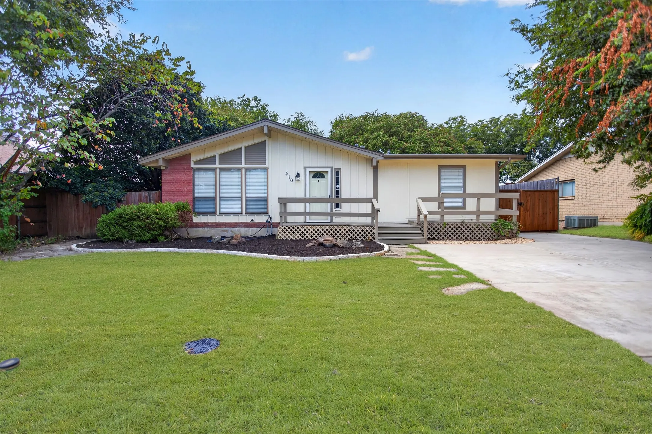 Single Family Residence For Rent in Collin County , 410 Allenwood Drive, Allen, Texas 75002, 3 Bedroom, 2 Bathroom, Garage spaces, 1,459 Sqft, built in 1963, mls#21393157, Real Estate Agent in Allen, Homes For Rent in Collin county, Homes For Rent in Allen, Realtor in Allen Texas, Real Estate Brokerage Independent Realty Texas, Luminita Cordes Realtor