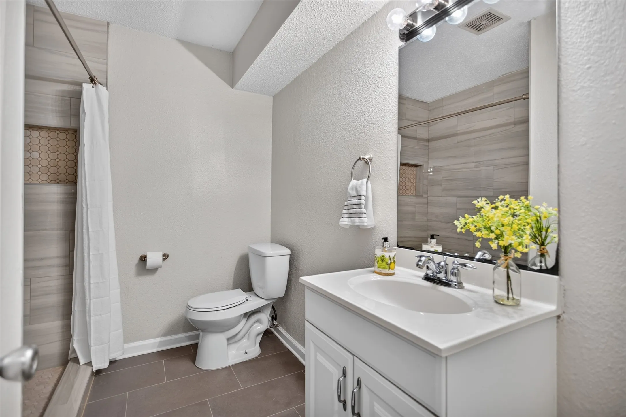 Single Family Residence For Rent in Collin County , 410 Allenwood Drive, Allen, Texas 75002, 3 Bedroom, 2 Bathroom, Garage spaces, 1,459 Sqft, built in 1963, mls#21393157, Real Estate Agent in Allen, Homes For Rent in Collin county, Homes For Rent in Allen, Realtor in Allen Texas, Real Estate Brokerage Independent Realty Texas, Luminita Cordes Realtor