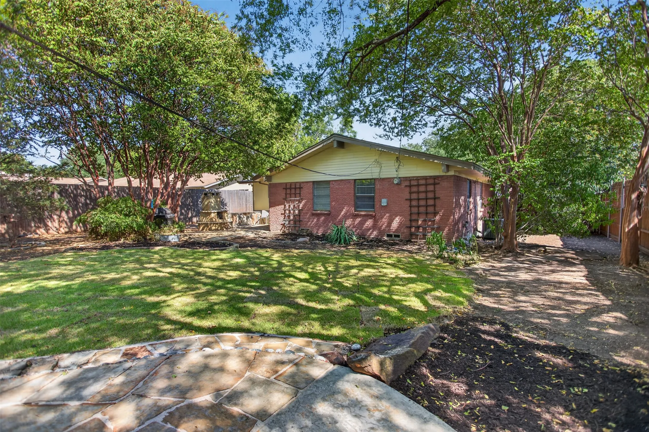 Single Family Residence For Rent in Collin County , 410 Allenwood Drive, Allen, Texas 75002, 3 Bedroom, 2 Bathroom, Garage spaces, 1,459 Sqft, built in 1963, mls#21393157, Real Estate Agent in Allen, Homes For Rent in Collin county, Homes For Rent in Allen, Realtor in Allen Texas, Real Estate Brokerage Independent Realty Texas, Luminita Cordes Realtor