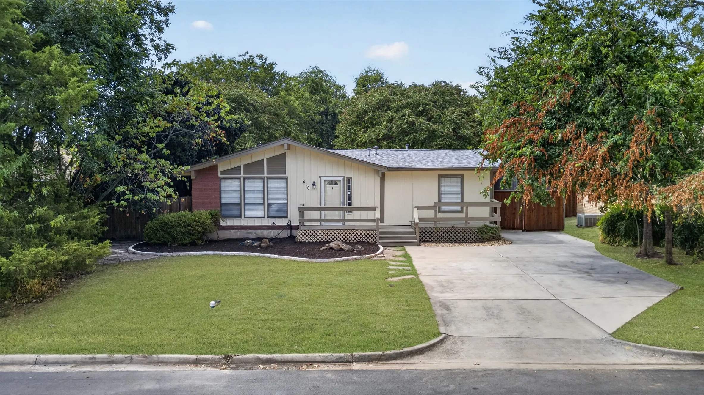 Single Family Residence For Rent in Collin County , 410 Allenwood Drive, Allen, Texas 75002, 3 Bedroom, 2 Bathroom, Garage spaces, 1,459 Sqft, built in 1963, mls#21393157, Real Estate Agent in Allen, Homes For Rent in Collin county, Homes For Rent in Allen, Realtor in Allen Texas, Real Estate Brokerage Independent Realty Texas, Luminita Cordes Realtor