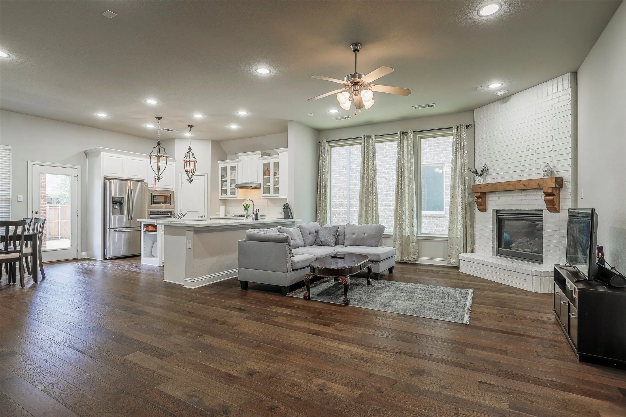 Single Family Residence For Rent in Tarrant County , 624 Rawlins Lane, Fort Worth, Texas 76131, 3 Bedroom, 2 Bathroom, 2 Garage spaces, 2,118 Sqft, built in 2016, mls#21397834, Real Estate Agent in Fort Worth, Homes For Rent in Tarrant county, Homes For Rent in Fort Worth, Realtor in Fort Worth Texas, Real Estate Brokerage Independent Realty Texas, Luminita Cordes Realtor