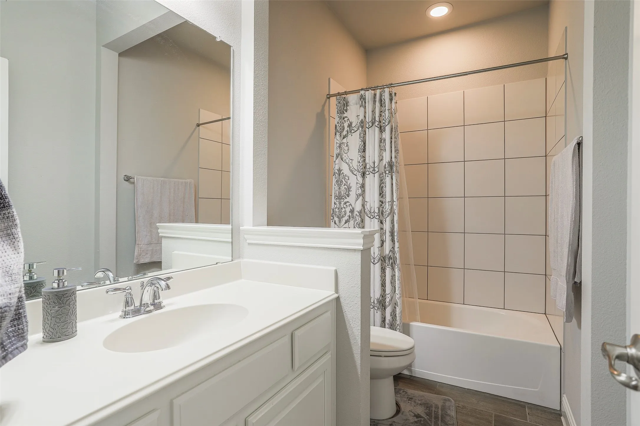 Single Family Residence For Rent in Tarrant County , 624 Rawlins Lane, Fort Worth, Texas 76131, 3 Bedroom, 2 Bathroom, 2 Garage spaces, 2,118 Sqft, built in 2016, mls#21397834, Real Estate Agent in Fort Worth, Homes For Rent in Tarrant county, Homes For Rent in Fort Worth, Realtor in Fort Worth Texas, Real Estate Brokerage Independent Realty Texas, Luminita Cordes Realtor
