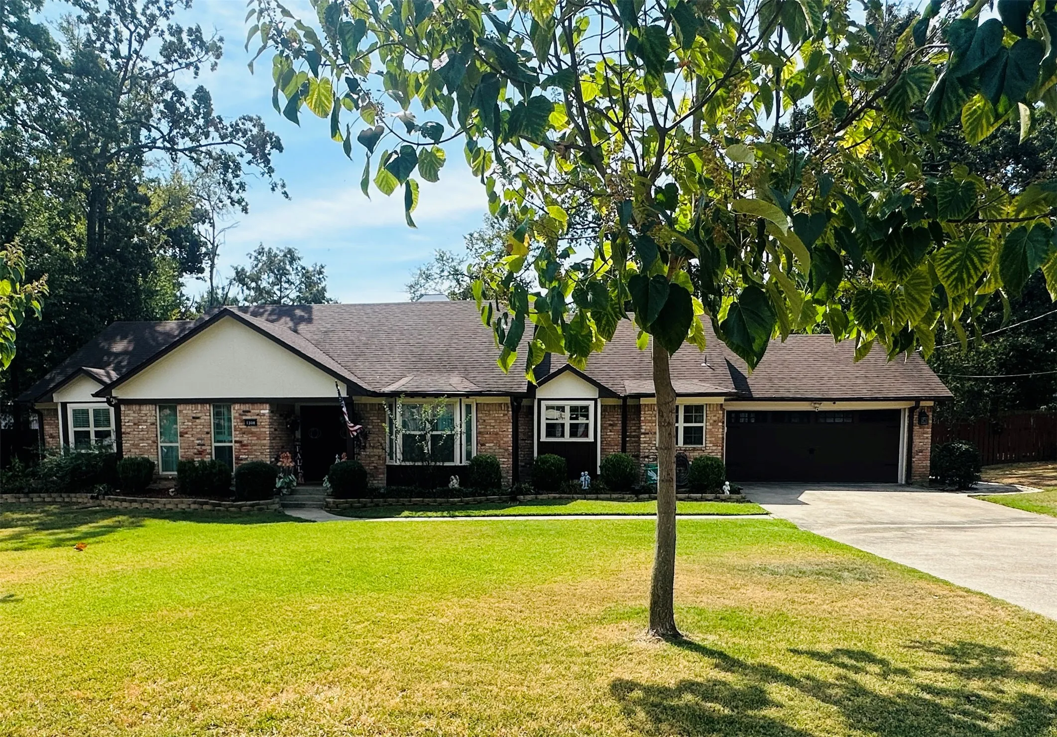 Single Family Residence For Sale in Hopkins County , 1308 Azalea Drive, Sulphur Springs, Texas 75482, 4 Bedroom, 3 Bathroom, 2 Garage spaces, 2,315 Sqft, built in 1977, mls#21401090, Real Estate Agent in Sulphur Springs, Homes For Sale in Hopkins county, Homes For Sale in Sulphur Springs, Realtor in Sulphur Springs Texas, Real Estate Brokerage Independent Realty Texas, Luminita Cordes Realtor
