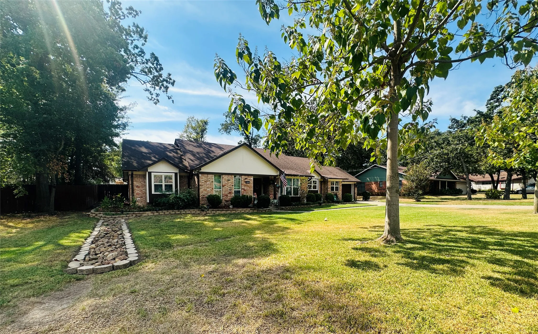 Single Family Residence For Sale in Hopkins County , 1308 Azalea Drive, Sulphur Springs, Texas 75482, 4 Bedroom, 3 Bathroom, 2 Garage spaces, 2,315 Sqft, built in 1977, mls#21401090, Real Estate Agent in Sulphur Springs, Homes For Sale in Hopkins county, Homes For Sale in Sulphur Springs, Realtor in Sulphur Springs Texas, Real Estate Brokerage Independent Realty Texas, Luminita Cordes Realtor