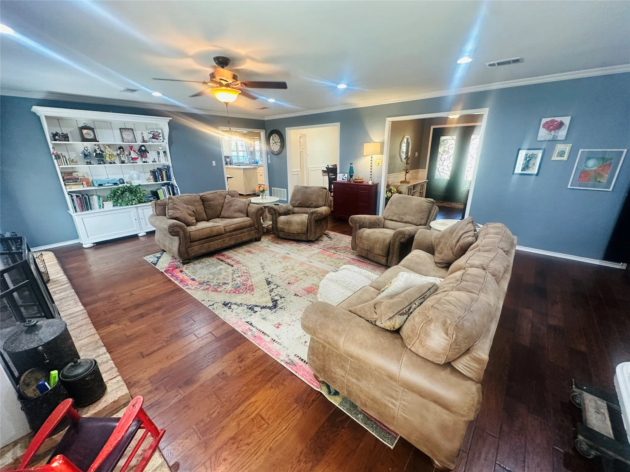 Hardwood-style flooring throughout, ceiling fan with integrated lighting, and recessed lighting.