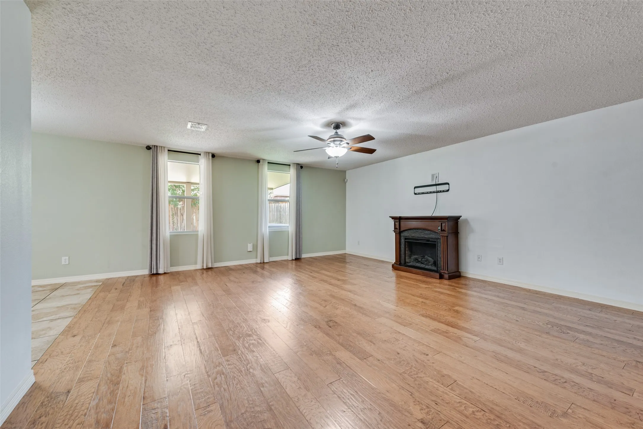 Single Family Residence For Sale in Denton County , 1629 Baxter Springs Drive, Fort Worth, Texas 76247, 5 Bedroom, 3 Bathroom, 2 Garage spaces, 3,448 Sqft, built in 2005, mls#21401689, Real Estate Agent in Fort Worth, Homes For Sale in Denton county, Homes For Sale in Fort Worth, Realtor in Fort Worth Texas, Real Estate Brokerage Independent Realty Texas, Luminita Cordes Realtor