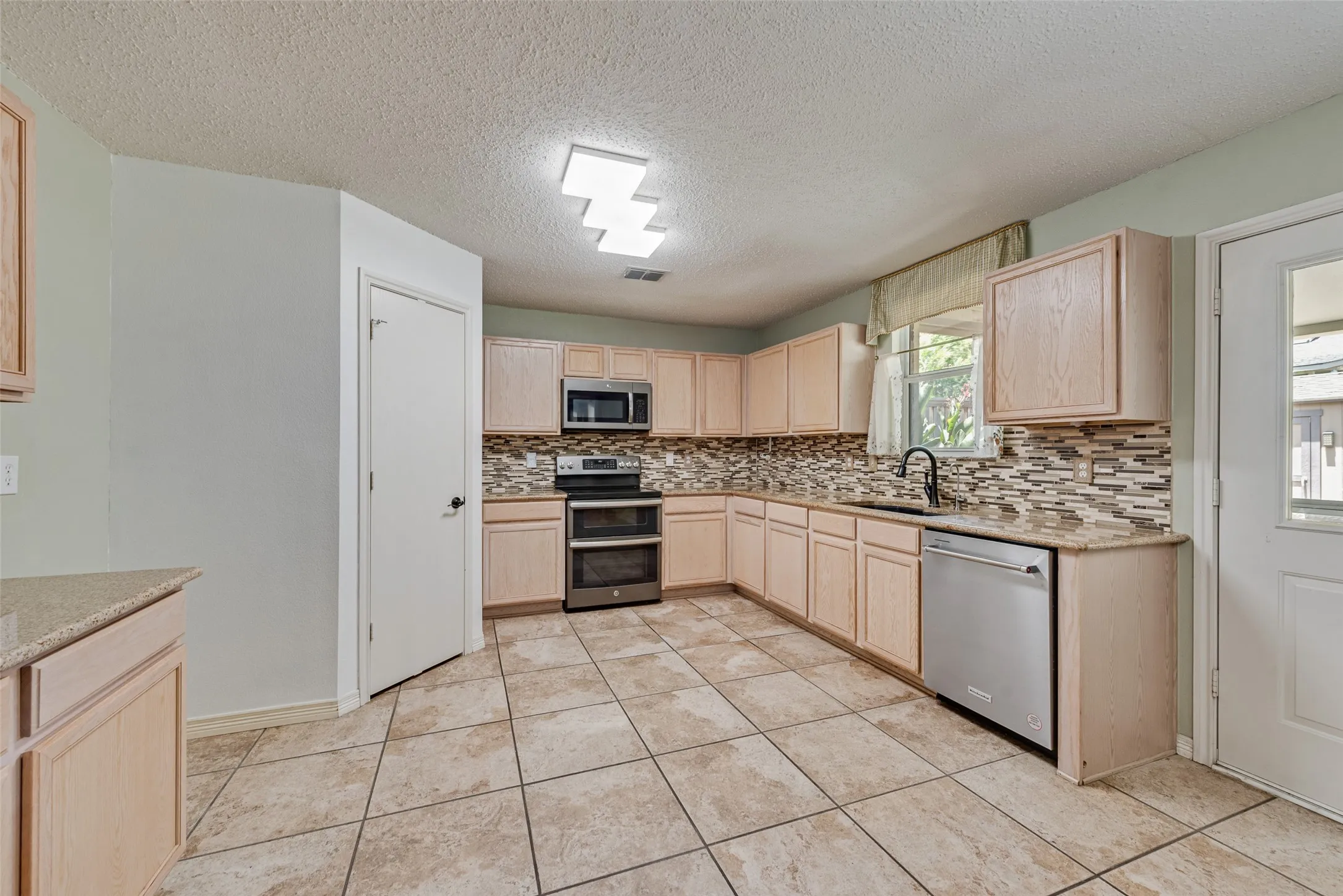 Single Family Residence For Sale in Denton County , 1629 Baxter Springs Drive, Fort Worth, Texas 76247, 5 Bedroom, 3 Bathroom, 2 Garage spaces, 3,448 Sqft, built in 2005, mls#21401689, Real Estate Agent in Fort Worth, Homes For Sale in Denton county, Homes For Sale in Fort Worth, Realtor in Fort Worth Texas, Real Estate Brokerage Independent Realty Texas, Luminita Cordes Realtor