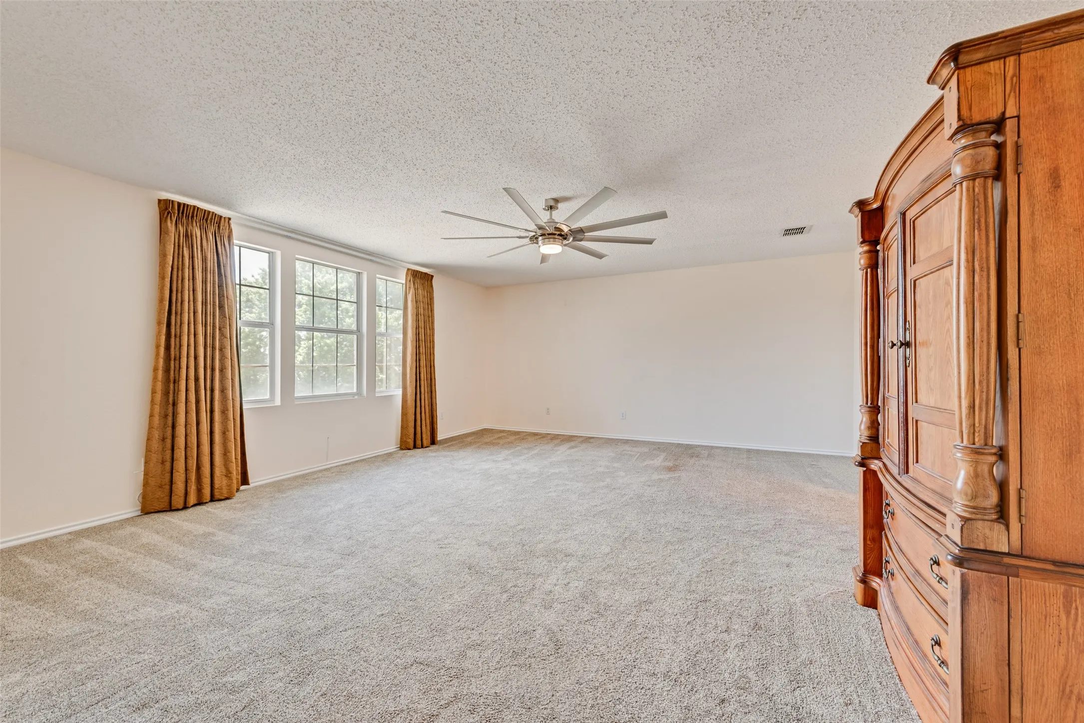 Single Family Residence For Sale in Denton County , 1629 Baxter Springs Drive, Fort Worth, Texas 76247, 5 Bedroom, 3 Bathroom, 2 Garage spaces, 3,448 Sqft, built in 2005, mls#21401689, Real Estate Agent in Fort Worth, Homes For Sale in Denton county, Homes For Sale in Fort Worth, Realtor in Fort Worth Texas, Real Estate Brokerage Independent Realty Texas, Luminita Cordes Realtor