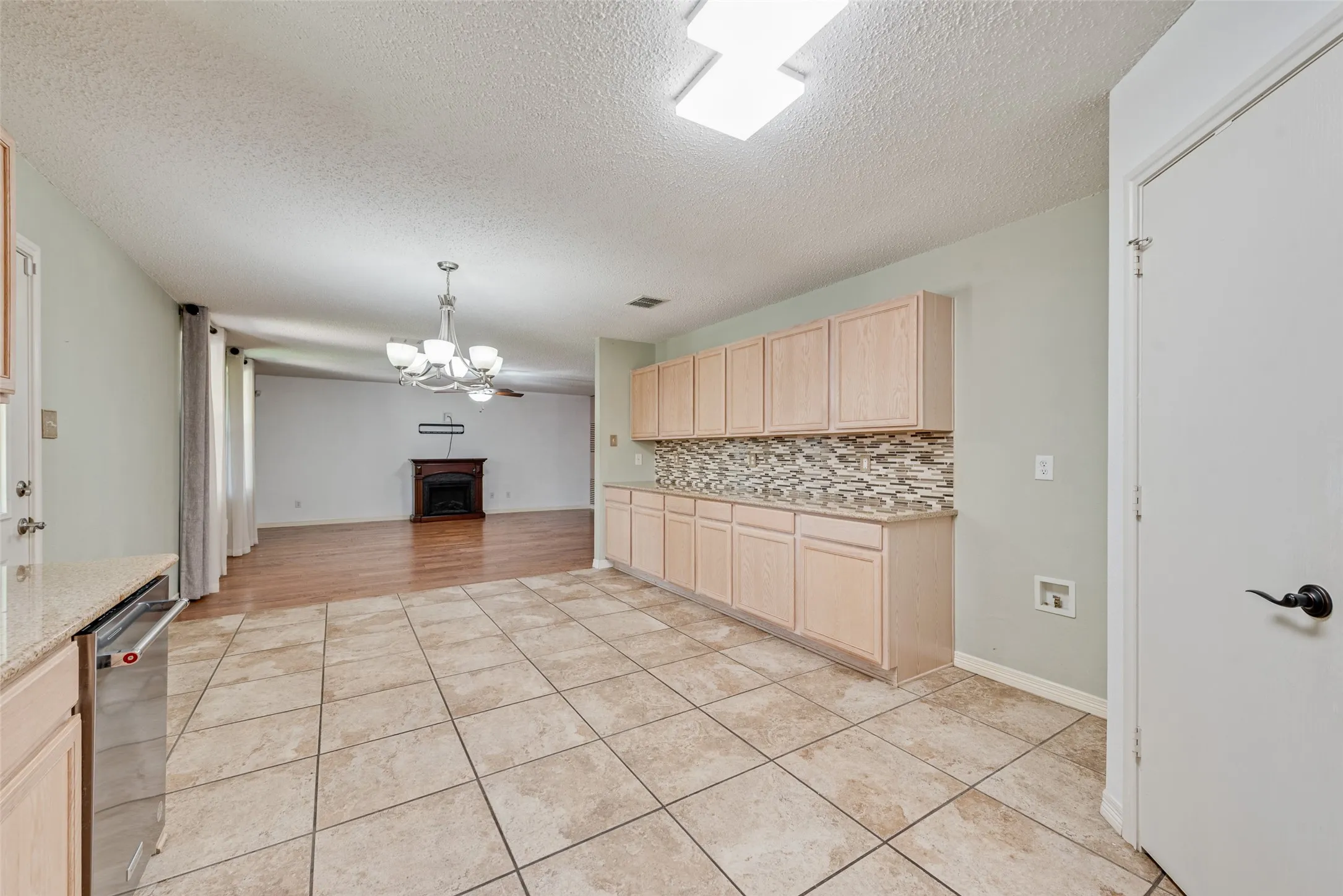 Single Family Residence For Sale in Denton County , 1629 Baxter Springs Drive, Fort Worth, Texas 76247, 5 Bedroom, 3 Bathroom, 2 Garage spaces, 3,448 Sqft, built in 2005, mls#21401689, Real Estate Agent in Fort Worth, Homes For Sale in Denton county, Homes For Sale in Fort Worth, Realtor in Fort Worth Texas, Real Estate Brokerage Independent Realty Texas, Luminita Cordes Realtor