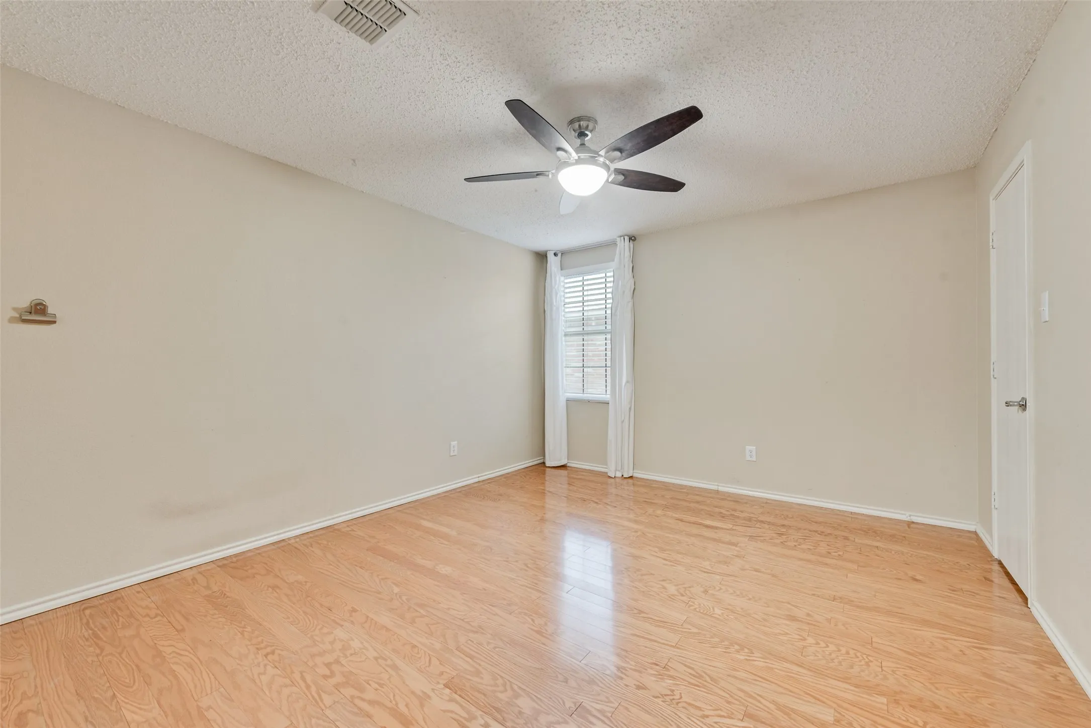 Single Family Residence For Sale in Denton County , 1629 Baxter Springs Drive, Fort Worth, Texas 76247, 5 Bedroom, 3 Bathroom, 2 Garage spaces, 3,448 Sqft, built in 2005, mls#21401689, Real Estate Agent in Fort Worth, Homes For Sale in Denton county, Homes For Sale in Fort Worth, Realtor in Fort Worth Texas, Real Estate Brokerage Independent Realty Texas, Luminita Cordes Realtor