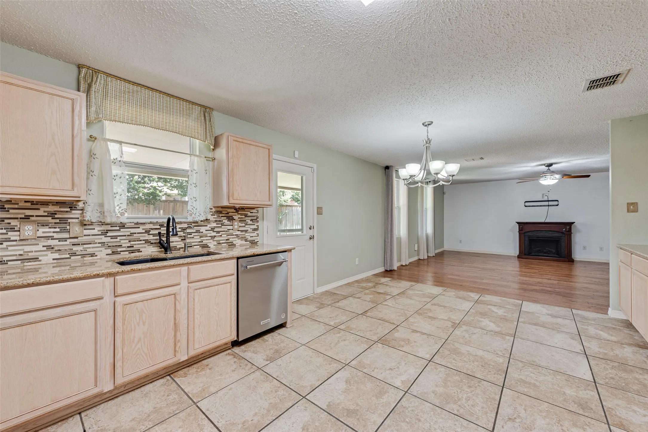 Single Family Residence For Sale in Denton County , 1629 Baxter Springs Drive, Fort Worth, Texas 76247, 5 Bedroom, 3 Bathroom, 2 Garage spaces, 3,448 Sqft, built in 2005, mls#21401689, Real Estate Agent in Fort Worth, Homes For Sale in Denton county, Homes For Sale in Fort Worth, Realtor in Fort Worth Texas, Real Estate Brokerage Independent Realty Texas, Luminita Cordes Realtor