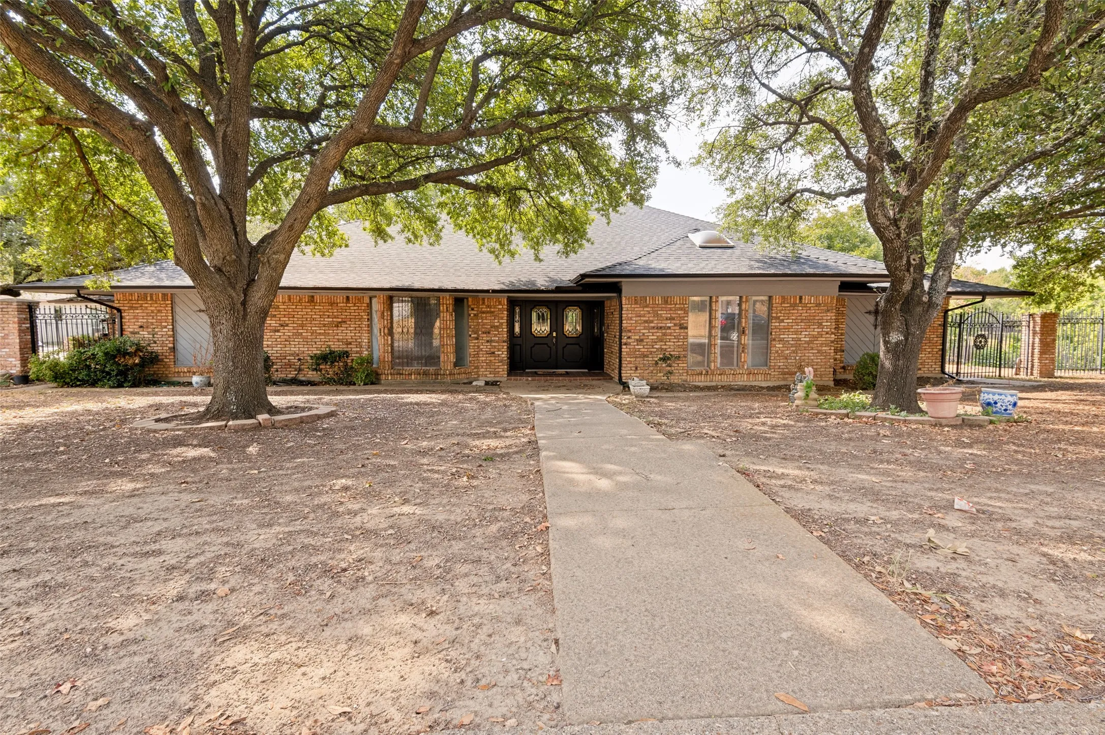 Single Family Residence For Sale in Tarrant County , 2104 Teakwood Trace, Fort Worth, Texas 76112, 4 Bedroom, 4 Bathroom, 2 Garage spaces, 3,505 Sqft, built in 1980, mls#21401861, Real Estate Agent in Fort Worth, Homes For Sale in Tarrant county, Homes For Sale in Fort Worth, Realtor in Fort Worth Texas, Real Estate Brokerage Independent Realty Texas, Luminita Cordes Realtor