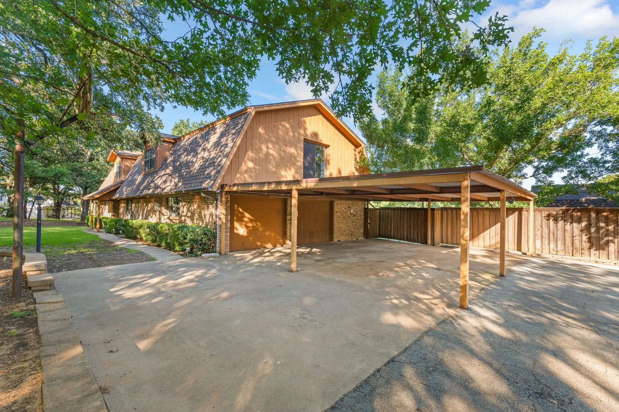 Single Family Residence For Sale in Johnson County , 7 Fox Hollow Road, Joshua, Texas 76058, 4 Bedroom, 3 Bathroom, 2 Garage spaces, 3,385 Sqft, built in 1985, mls#21401877, Real Estate Agent in Joshua, Homes For Sale in Johnson county, Homes For Sale in Joshua, Realtor in Joshua Texas, Real Estate Brokerage Independent Realty Texas, Luminita Cordes Realtor