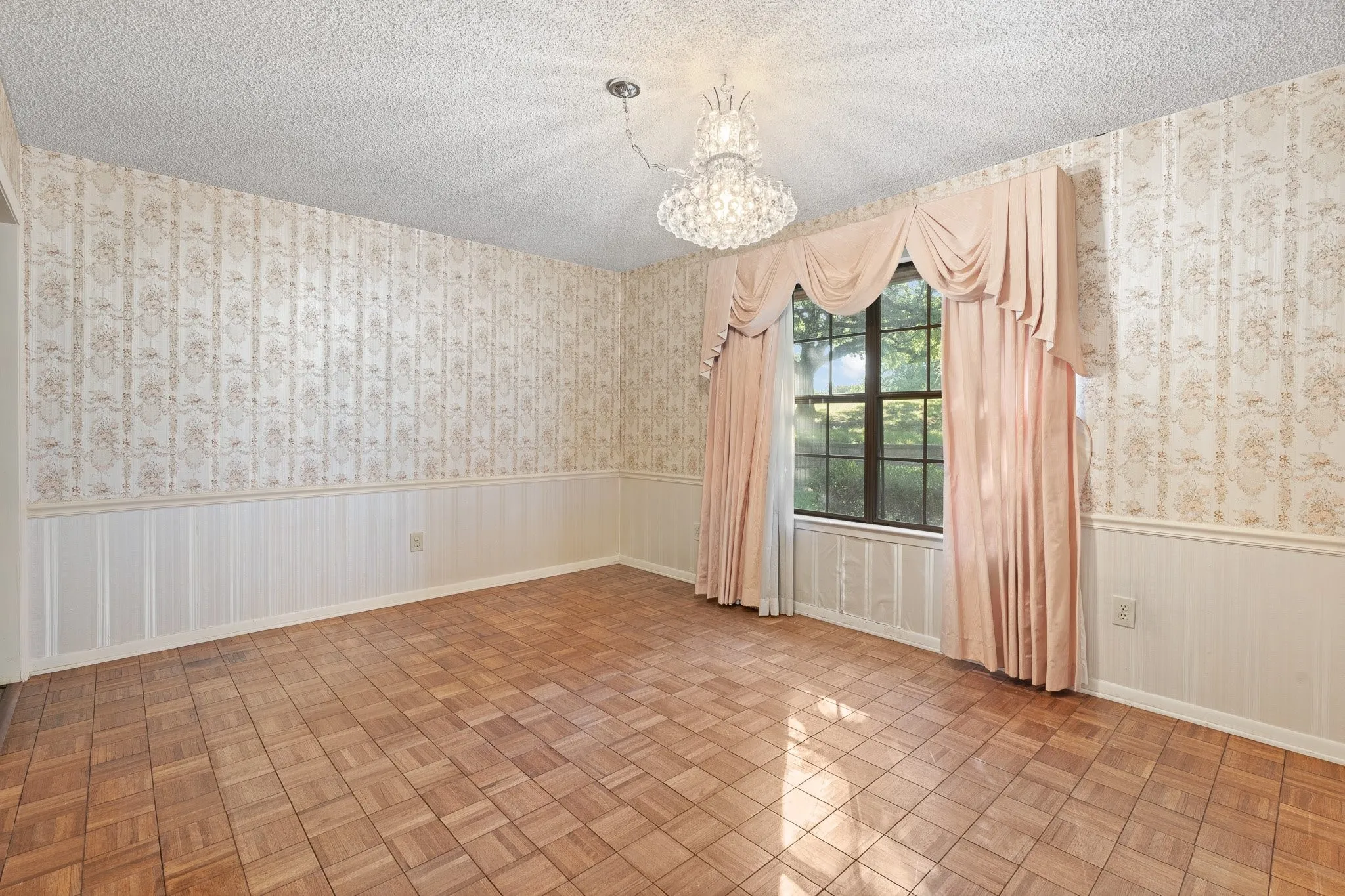 Single Family Residence For Sale in Johnson County , 7 Fox Hollow Road, Joshua, Texas 76058, 4 Bedroom, 3 Bathroom, 2 Garage spaces, 3,385 Sqft, built in 1985, mls#21401877, Real Estate Agent in Joshua, Homes For Sale in Johnson county, Homes For Sale in Joshua, Realtor in Joshua Texas, Real Estate Brokerage Independent Realty Texas, Luminita Cordes Realtor