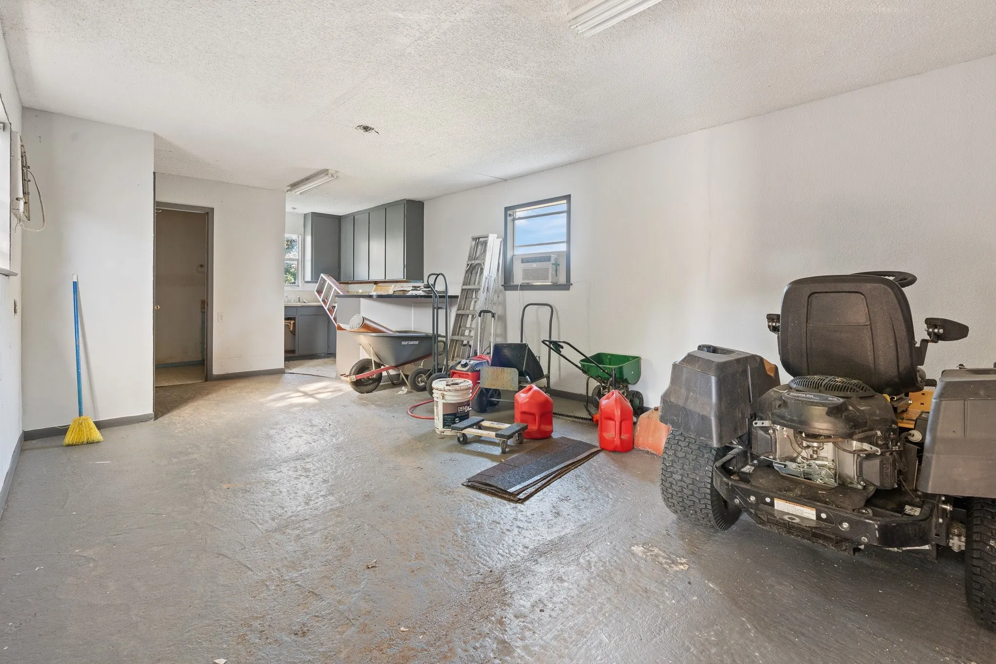 Single Family Residence For Sale in Johnson County , 7 Fox Hollow Road, Joshua, Texas 76058, 4 Bedroom, 3 Bathroom, 2 Garage spaces, 3,385 Sqft, built in 1985, mls#21401877, Real Estate Agent in Joshua, Homes For Sale in Johnson county, Homes For Sale in Joshua, Realtor in Joshua Texas, Real Estate Brokerage Independent Realty Texas, Luminita Cordes Realtor