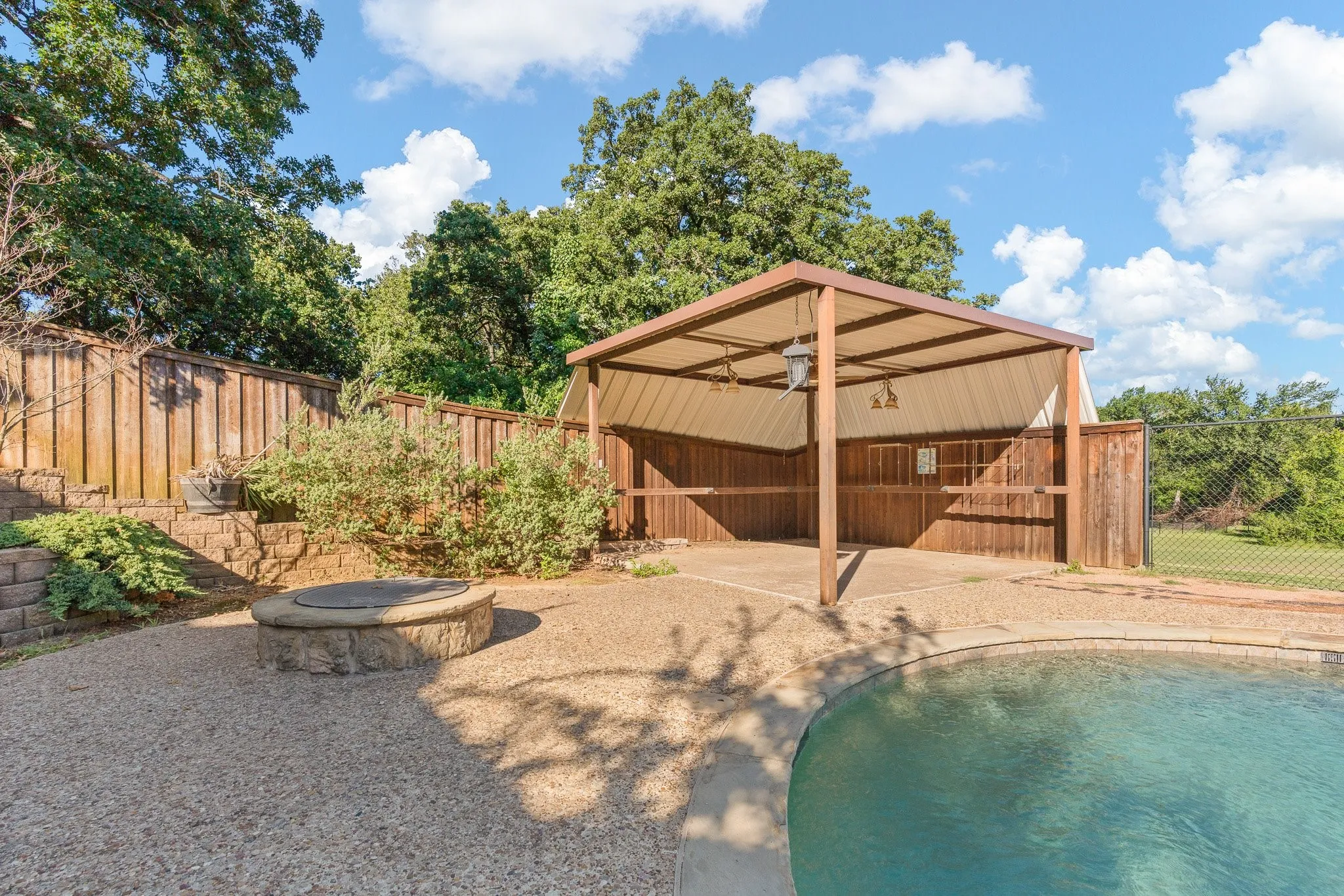 Single Family Residence For Sale in Johnson County , 7 Fox Hollow Road, Joshua, Texas 76058, 4 Bedroom, 3 Bathroom, 2 Garage spaces, 3,385 Sqft, built in 1985, mls#21401877, Real Estate Agent in Joshua, Homes For Sale in Johnson county, Homes For Sale in Joshua, Realtor in Joshua Texas, Real Estate Brokerage Independent Realty Texas, Luminita Cordes Realtor