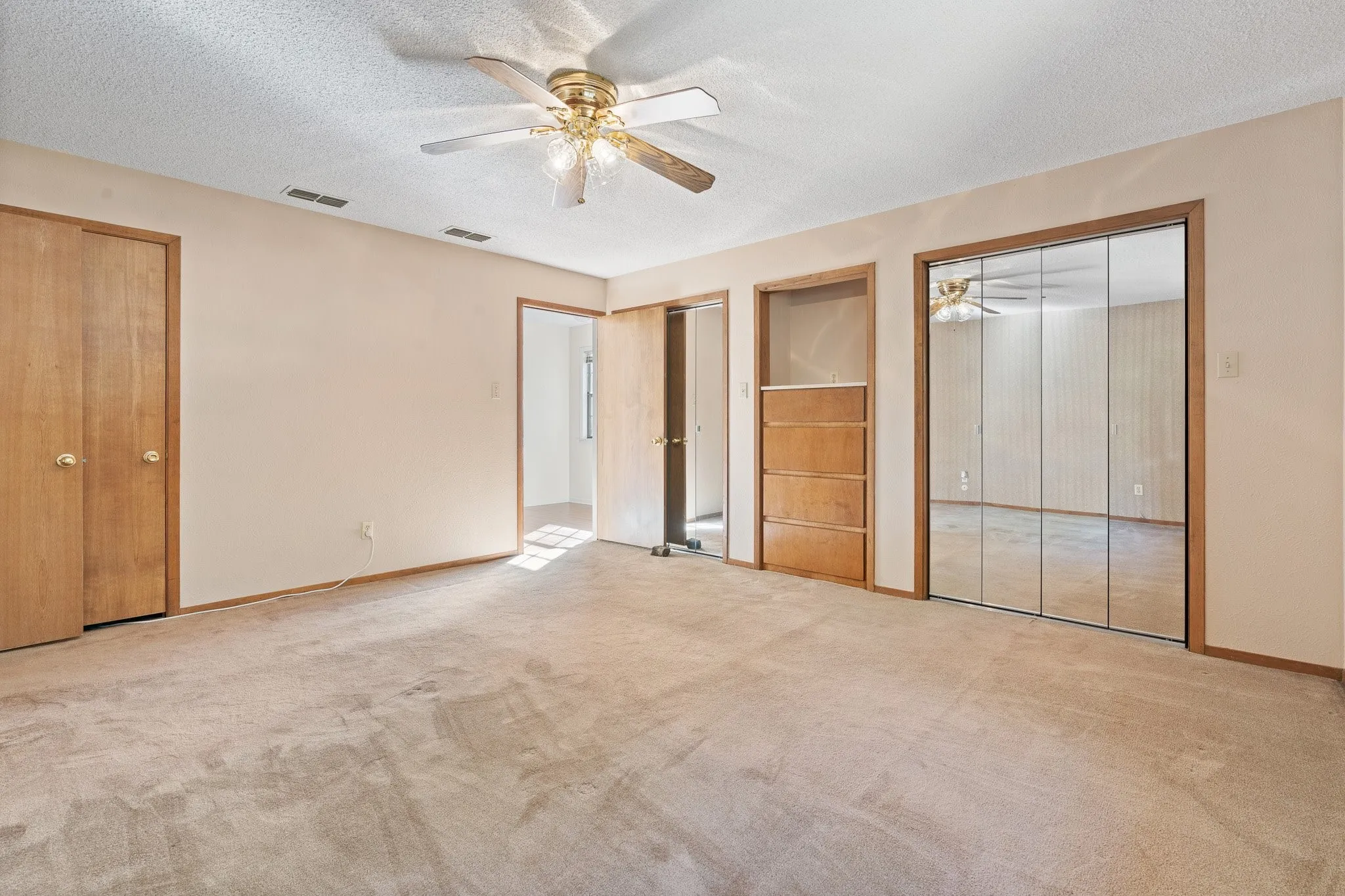 Single Family Residence For Sale in Johnson County , 7 Fox Hollow Road, Joshua, Texas 76058, 4 Bedroom, 3 Bathroom, 2 Garage spaces, 3,385 Sqft, built in 1985, mls#21401877, Real Estate Agent in Joshua, Homes For Sale in Johnson county, Homes For Sale in Joshua, Realtor in Joshua Texas, Real Estate Brokerage Independent Realty Texas, Luminita Cordes Realtor